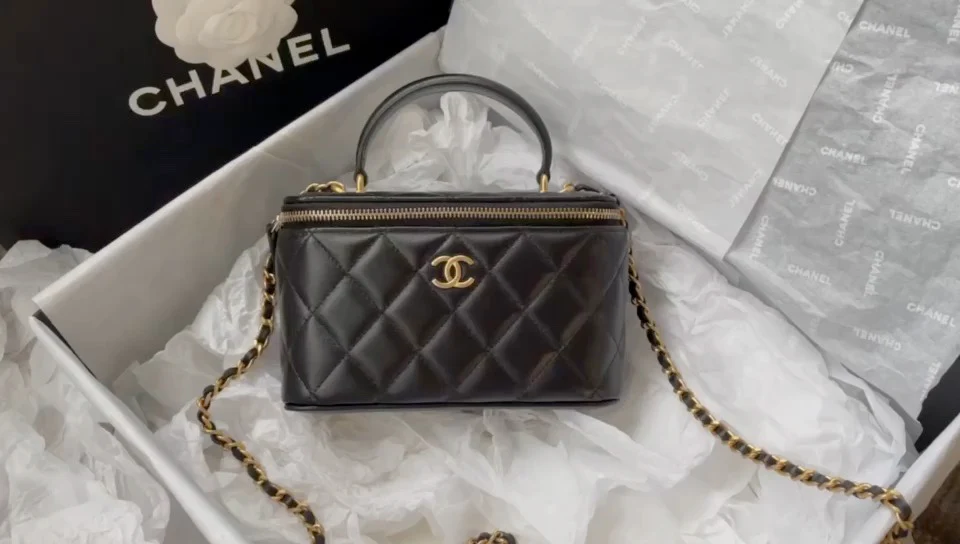 Сумка-коробочка Chanel с кожаной ручкой, длинная, черная.