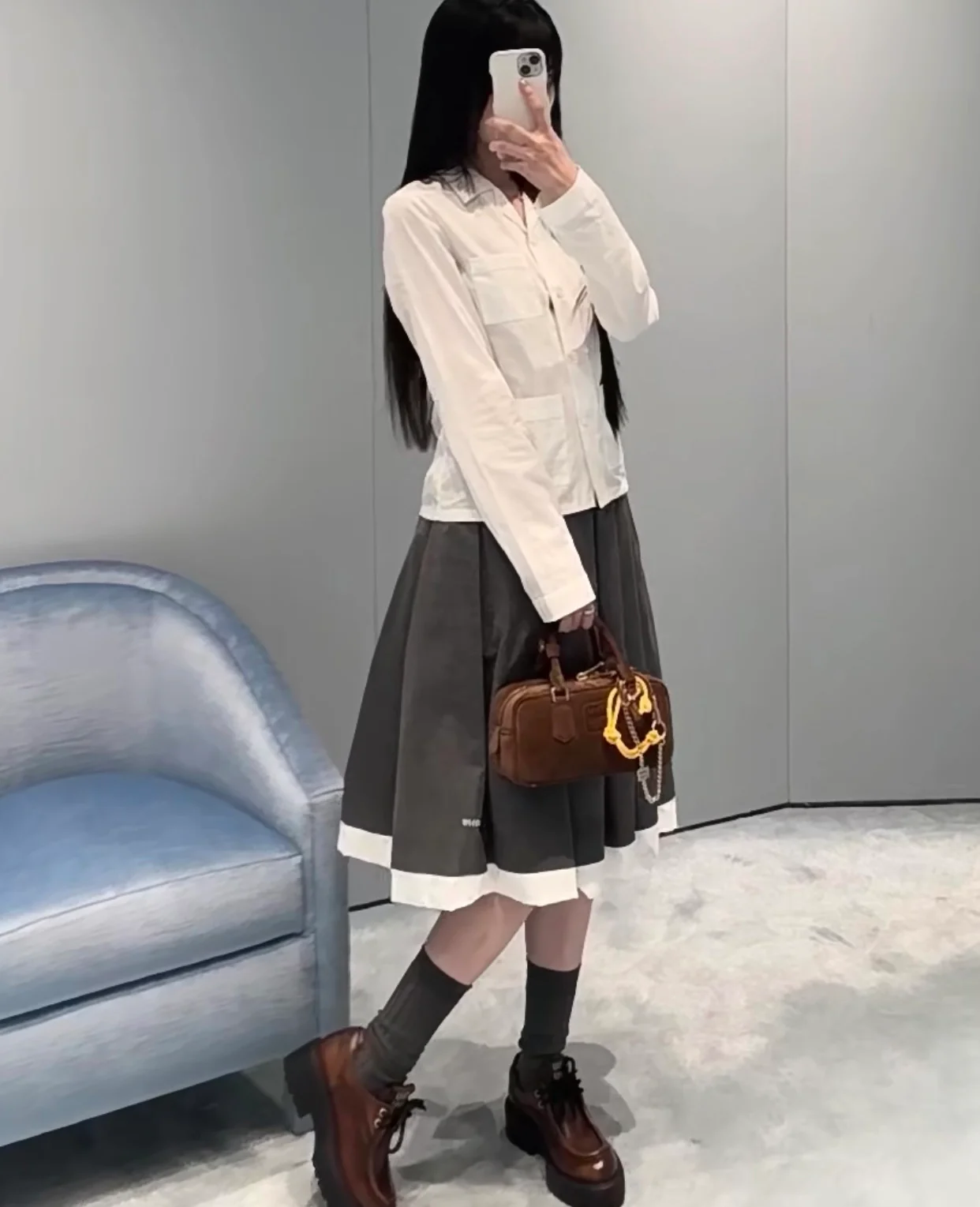 Сумка-боулинг Miu Miu из замши, маленькая, коричневая, излучает роскошь при ношении.