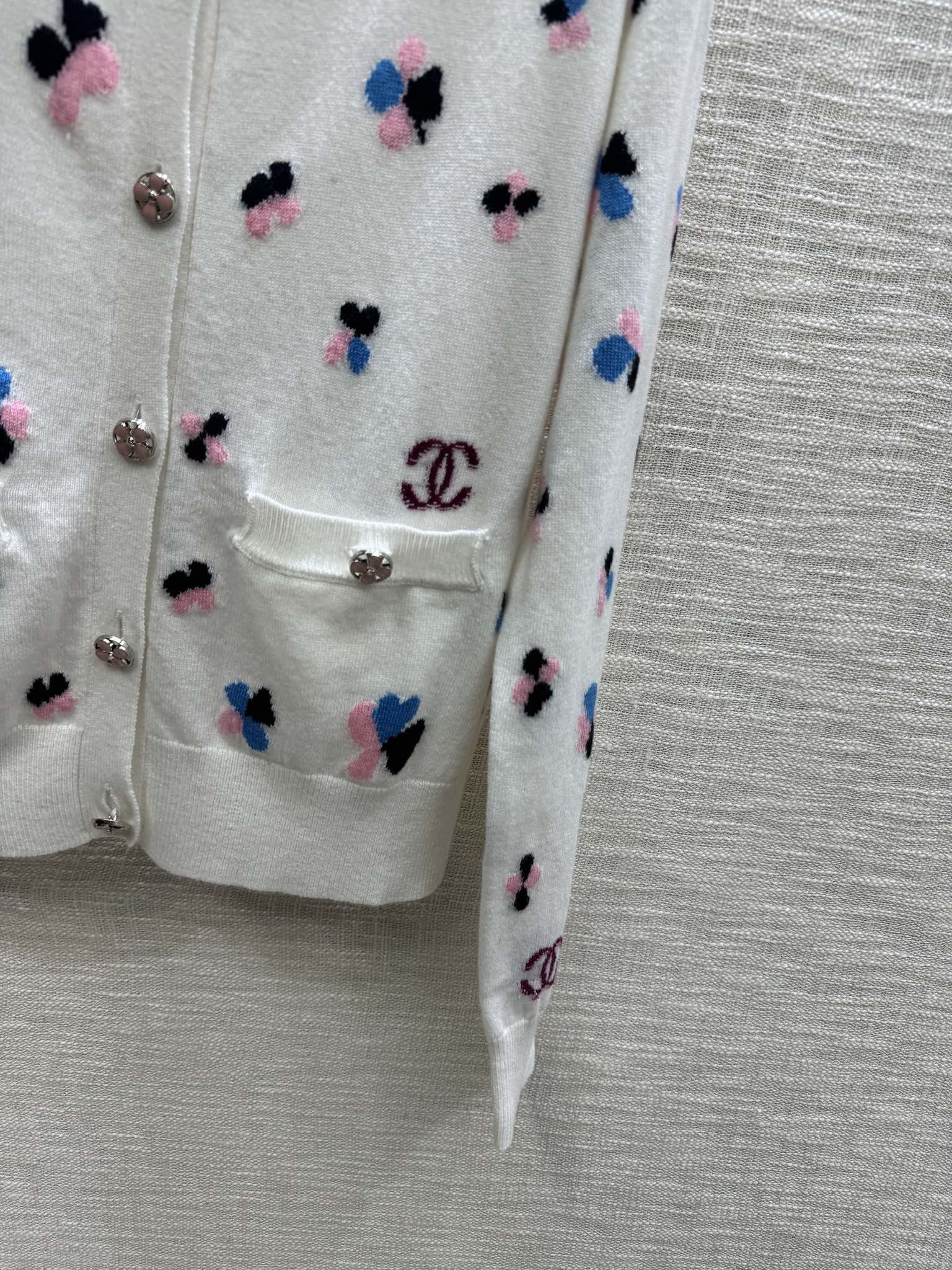 Вязаный кардиган Chanel 2403 ?Четырехлистный клевер? — белый.