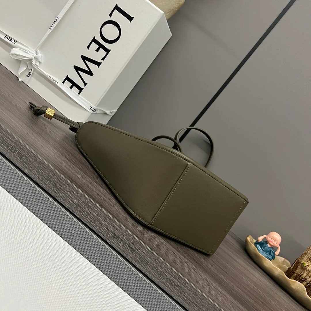 Сумка-хобо Loewe Hammock — темно-зеленая.