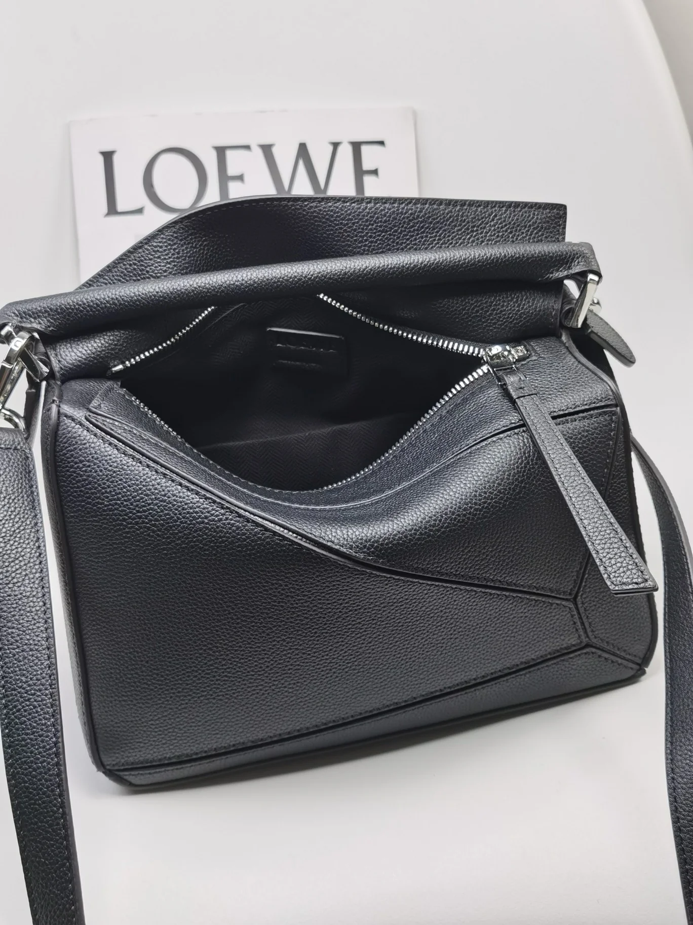 Сумка Loewe Puzzle из телячьей кожи, маленькая, черная.