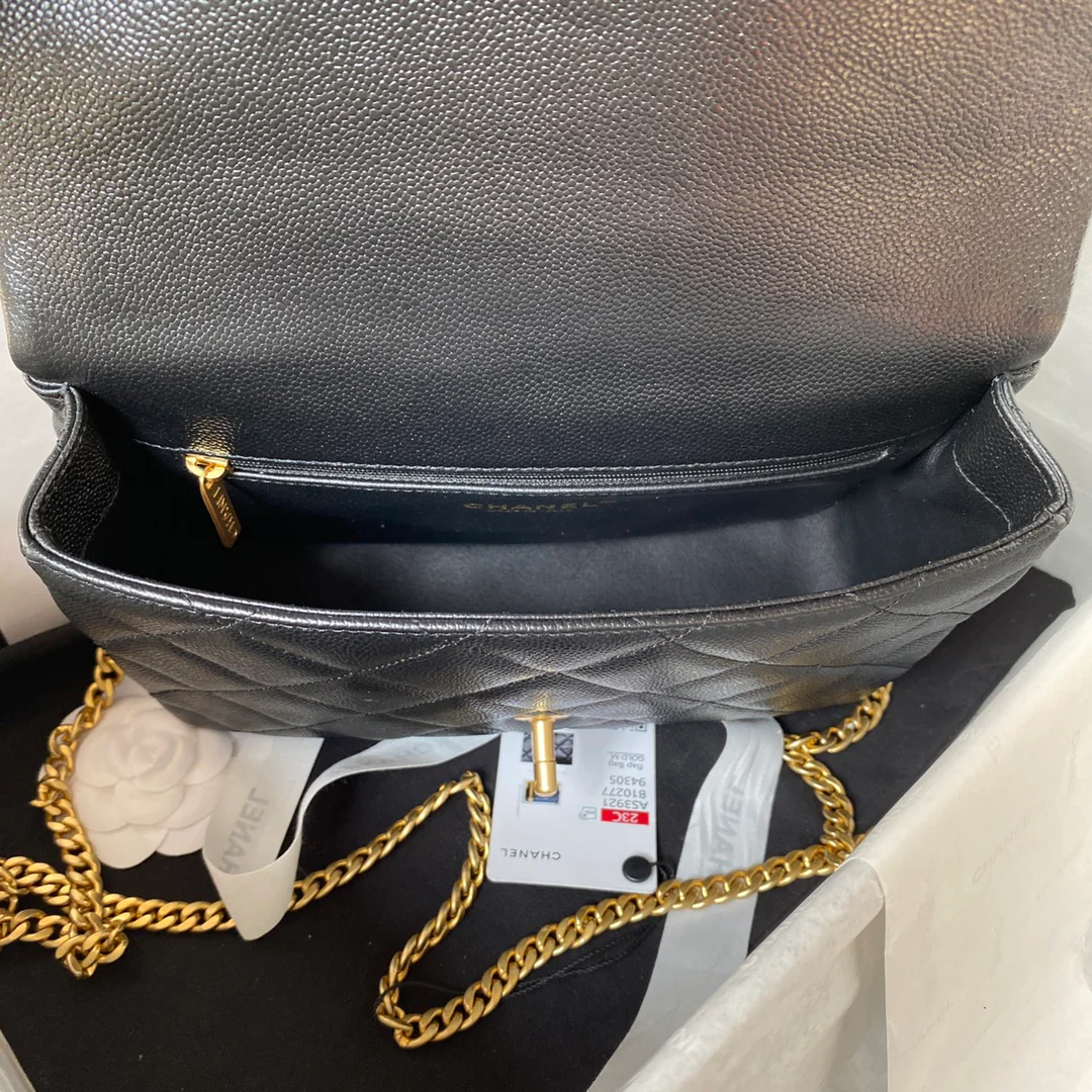 Новинка Chanel Весна/Лето 2023 - Квадратные часы 