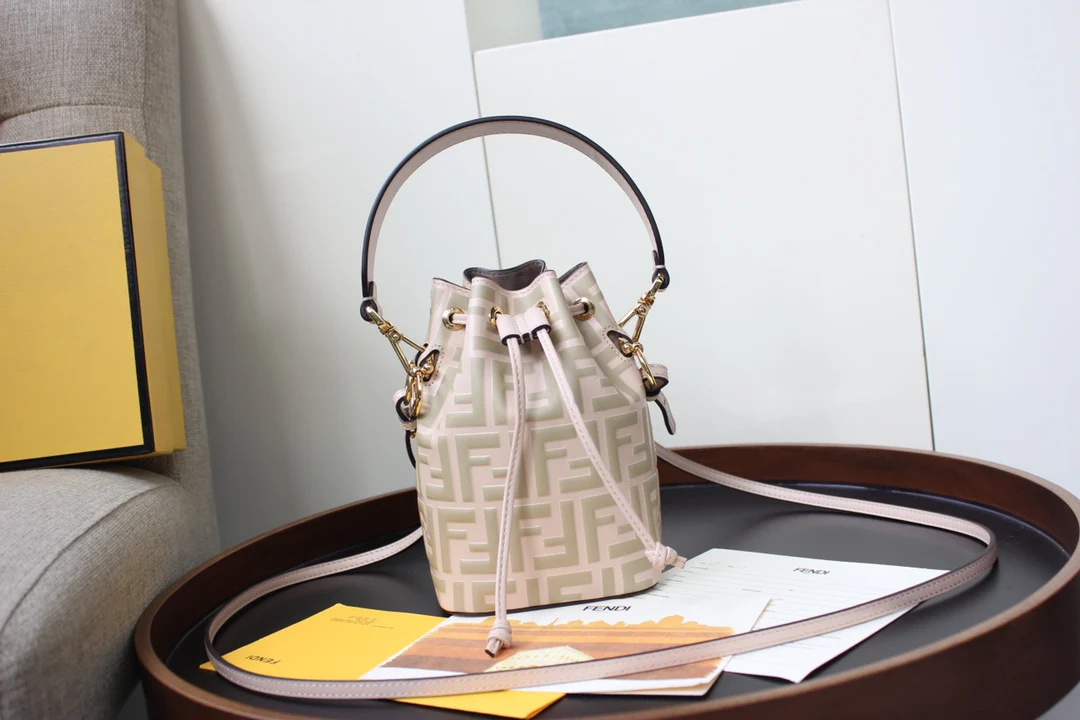 Мини-сумка-ведро Fendi Mon Tresor из абрикосовой кожи