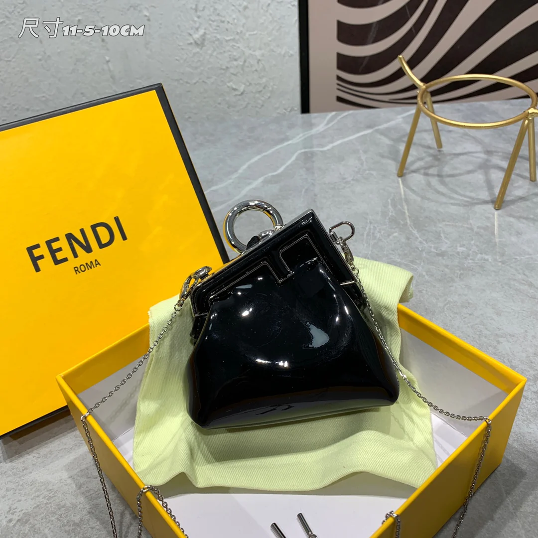 Мини-сумочка Fendi First из лакированной кожи черного цвета.