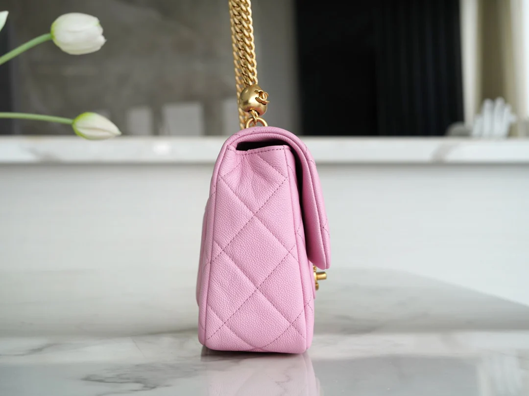 Новинка сезона весна/лето 2023 от Chanel - Сумка на цепочке в форме сердца - CF Bag - Светло-розовая - 24 см