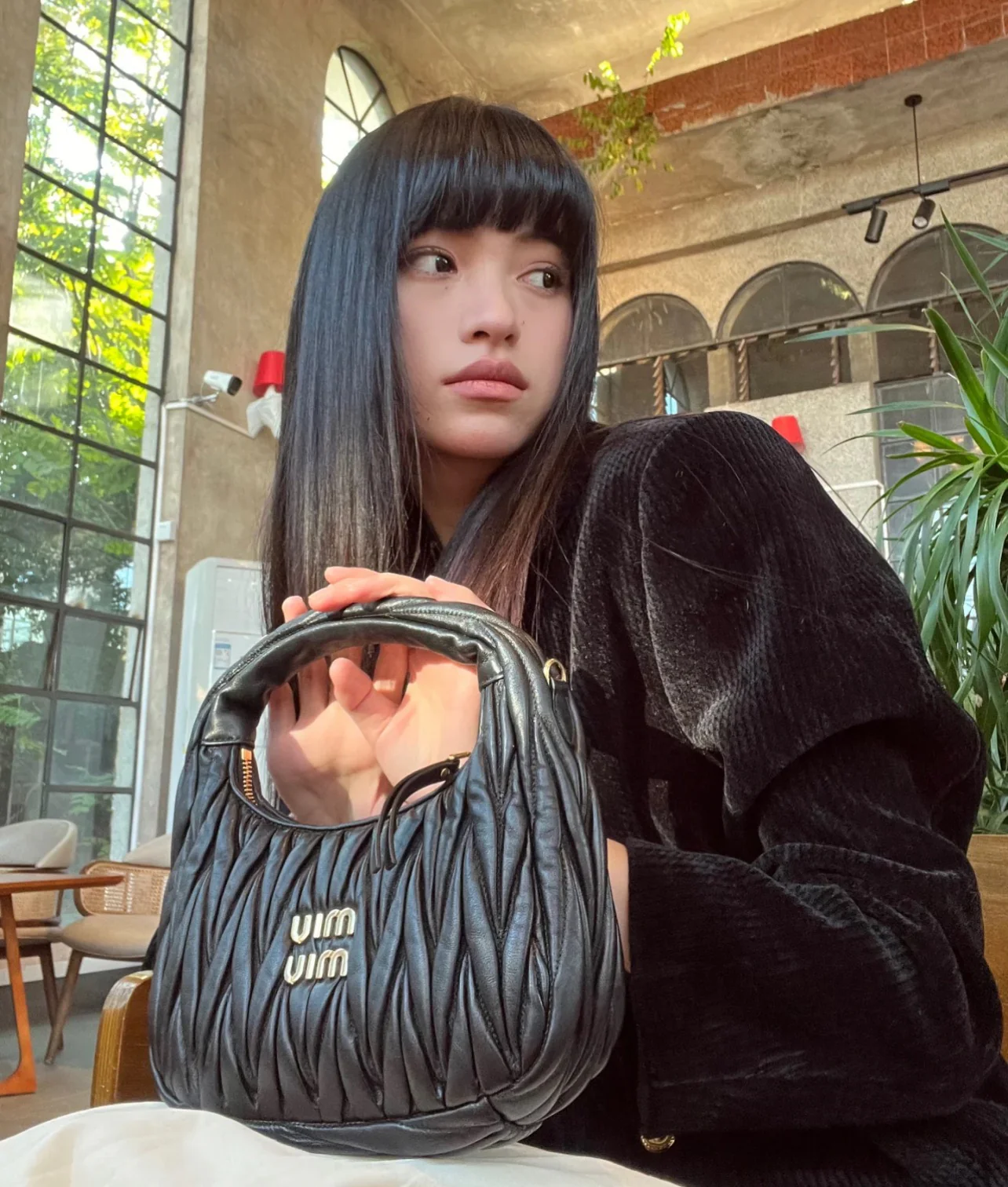 Сумка Miu Miu Wander — подборка фотографий, демонстрирующих людей, носящих её.