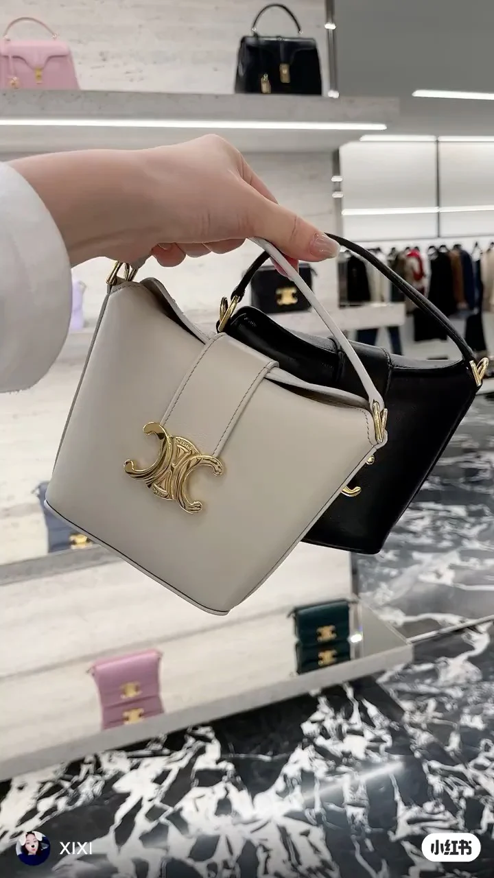 Миниатюрная кожаная сумка-ведро Celine Triomphe - белая