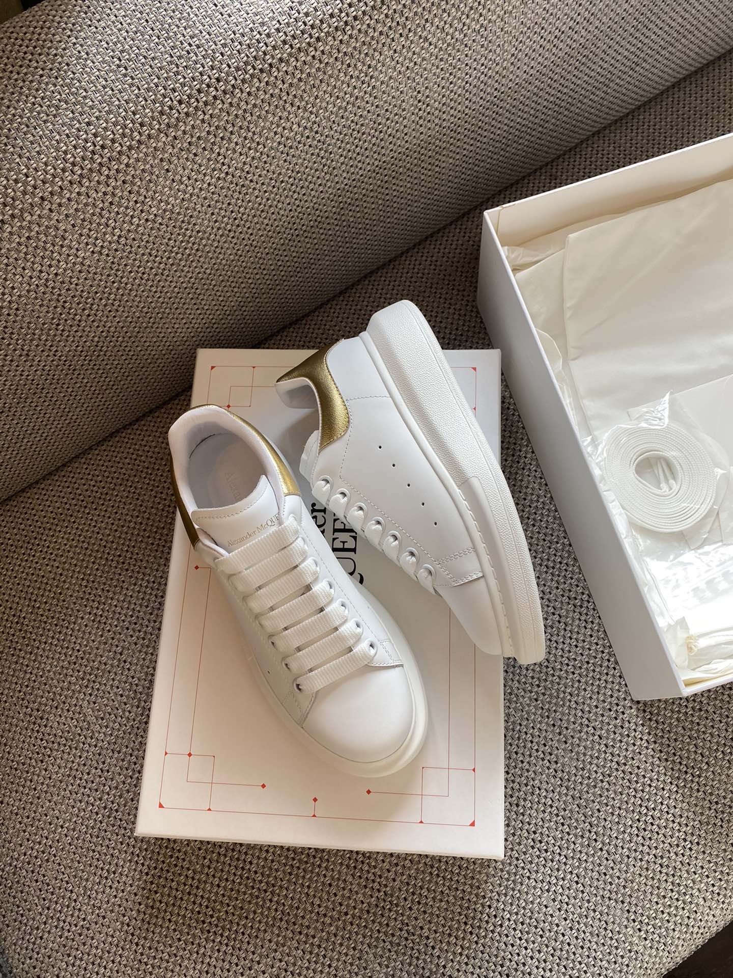 Классические белые кроссовки McQueen - ярко-золотые