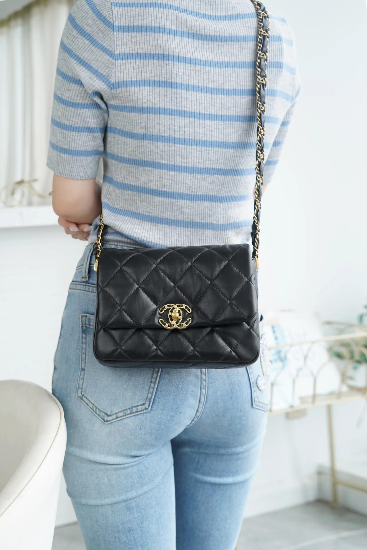 Коллекция Chanel осень/зима - сумка с широким плечевым ремнем и клапаном, черная с золотыми вставками из мятой телячьей кожи.