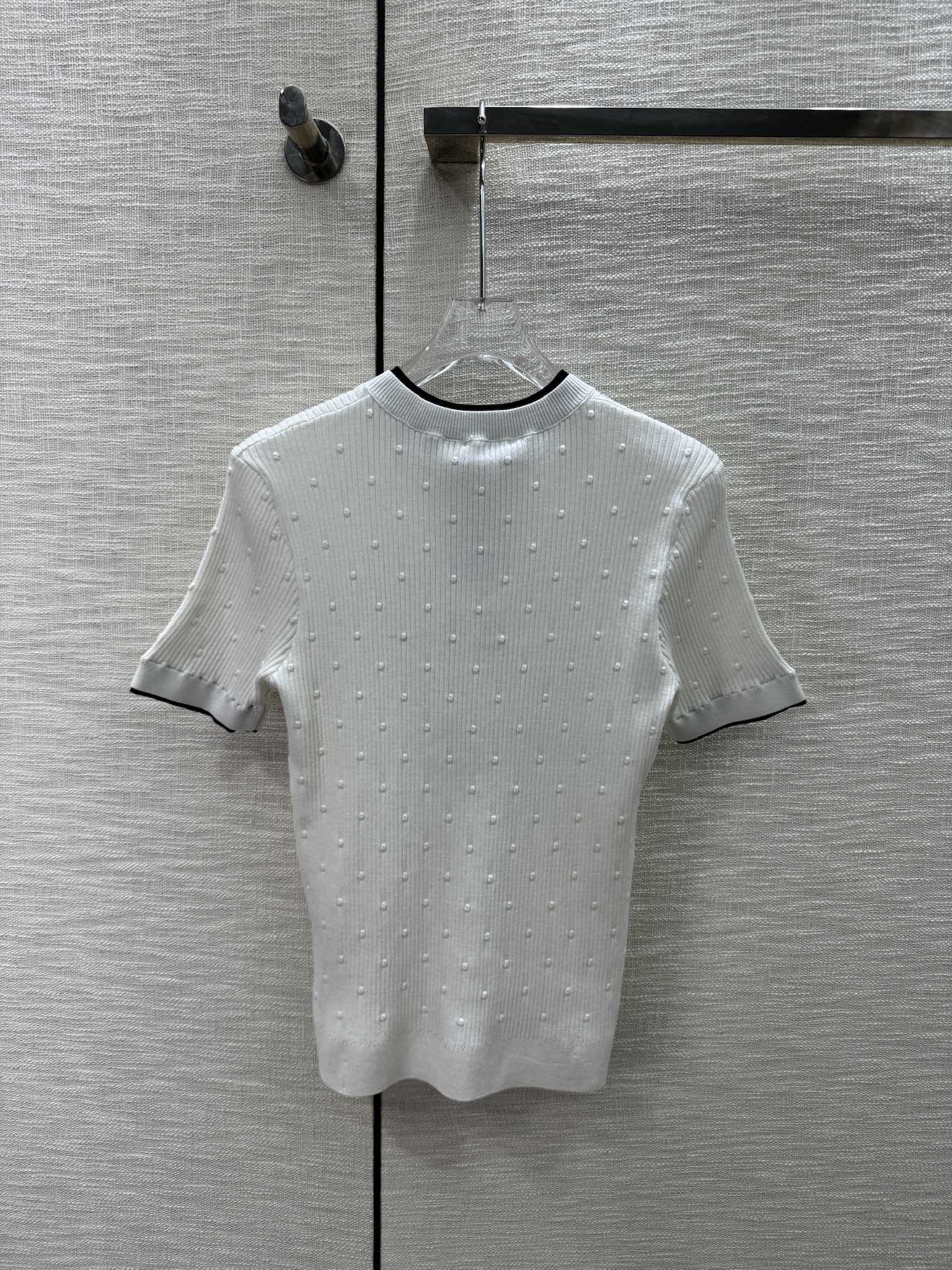 Chanel 2404 - Вязаный топ с короткими рукавами и круглым вырезом, частично открытый - Белый