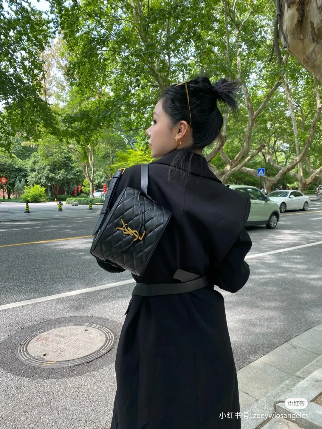 Сумка-бокс YSL June Box из стеганой овечьей кожи — черная — на фото.