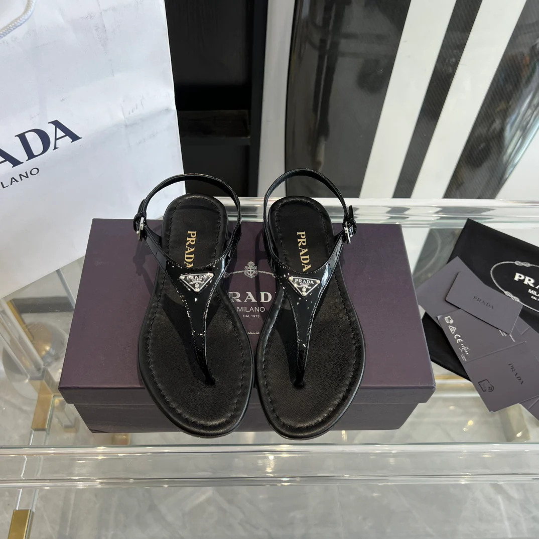Новинка Prada 2023 года - Блестящие сандалии - Черные