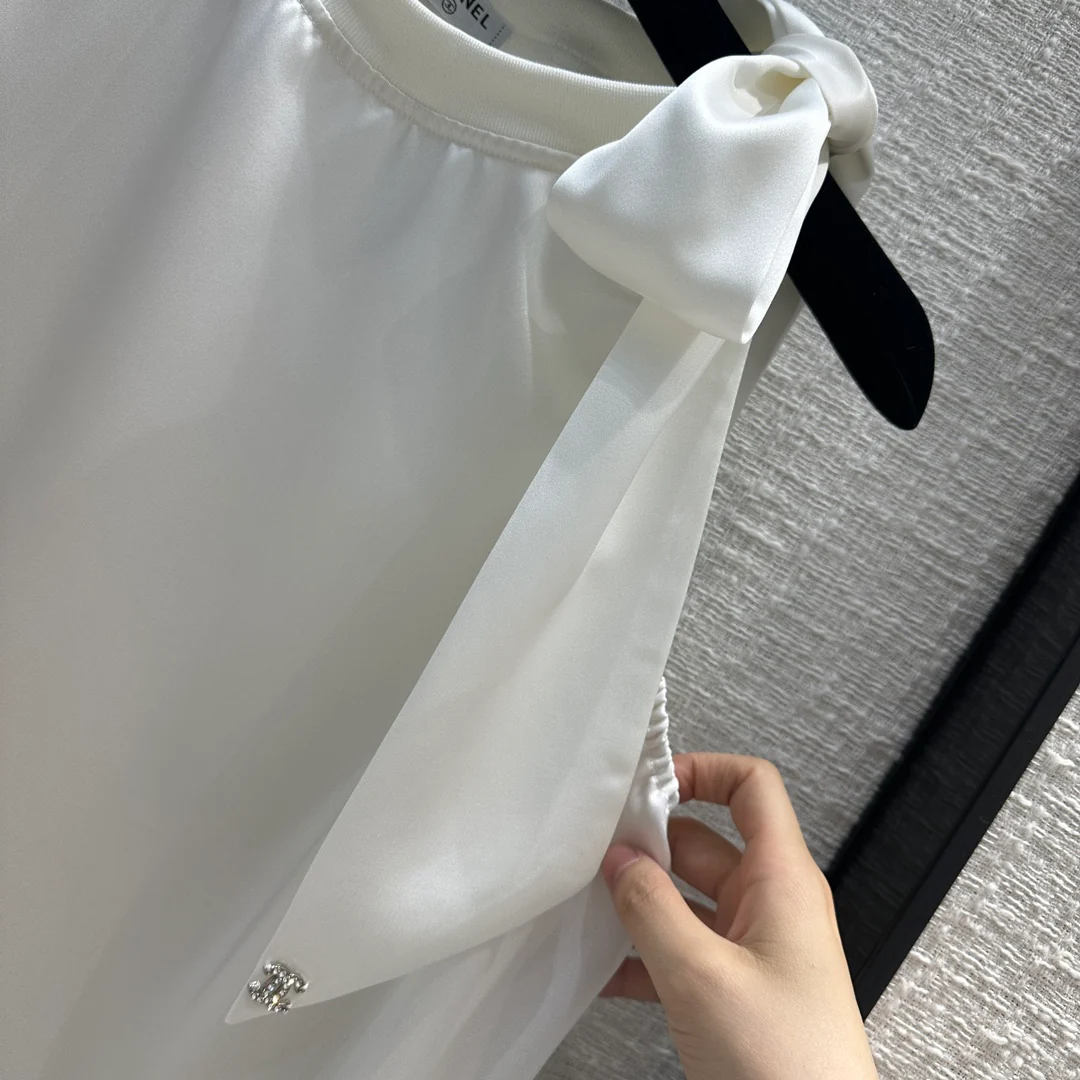 Новая коллекция Chanel Весна/Лето 2024: Топ с бантом, круглым вырезом и одним рукавом - Белый