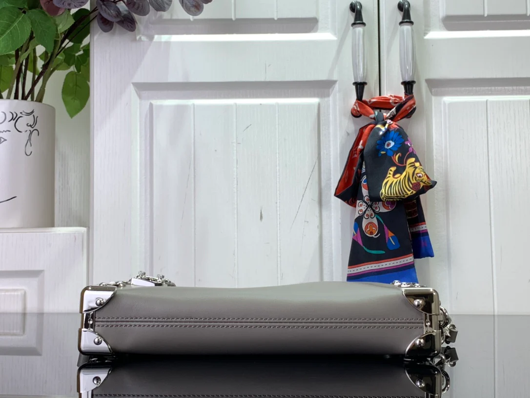 m25445-LV-slim-side-trunk chain bag-grey