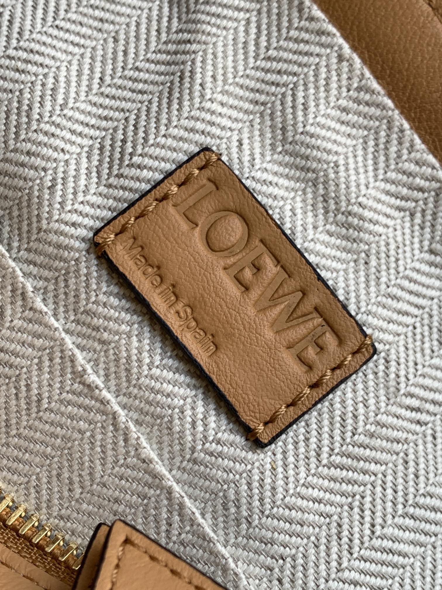 Сумка-хобо Loewe Puzzle, кожа наппа, коричневая.