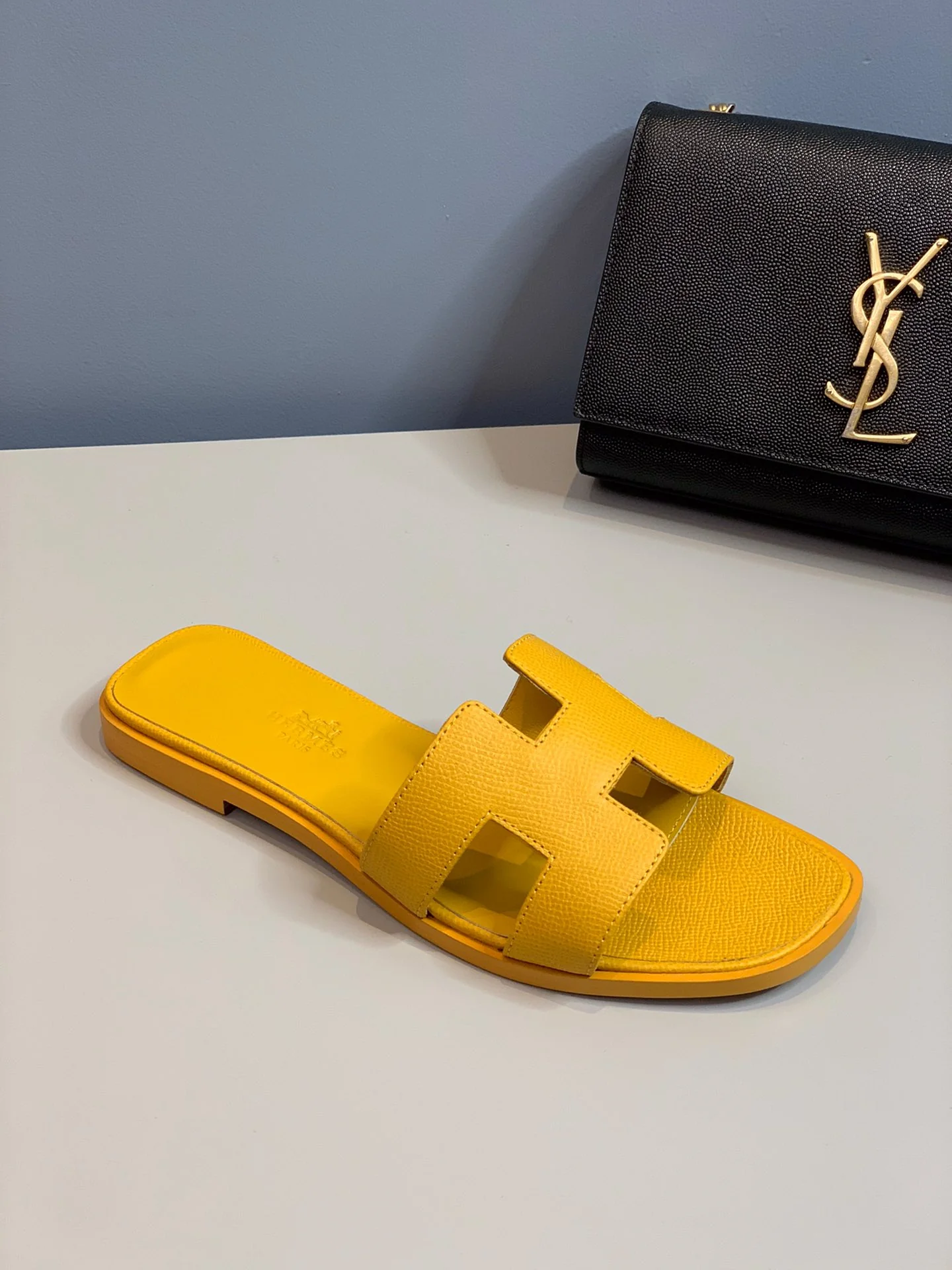 Новинка 2022 года от Hermes - Тапочки с отпечатком руки в форме буквы H - Желтые