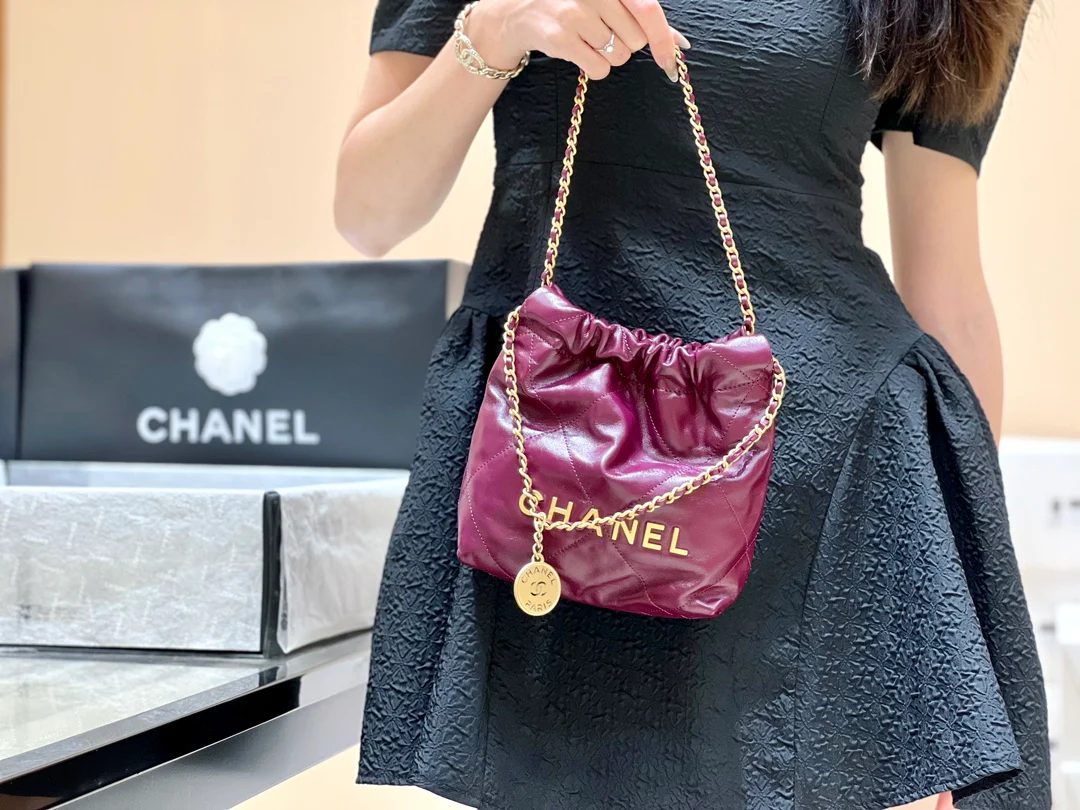 Новинка сезона весна/лето 2023 от Chanel - сумка 22 - мини - бордовый - Фотографии в действии - 1