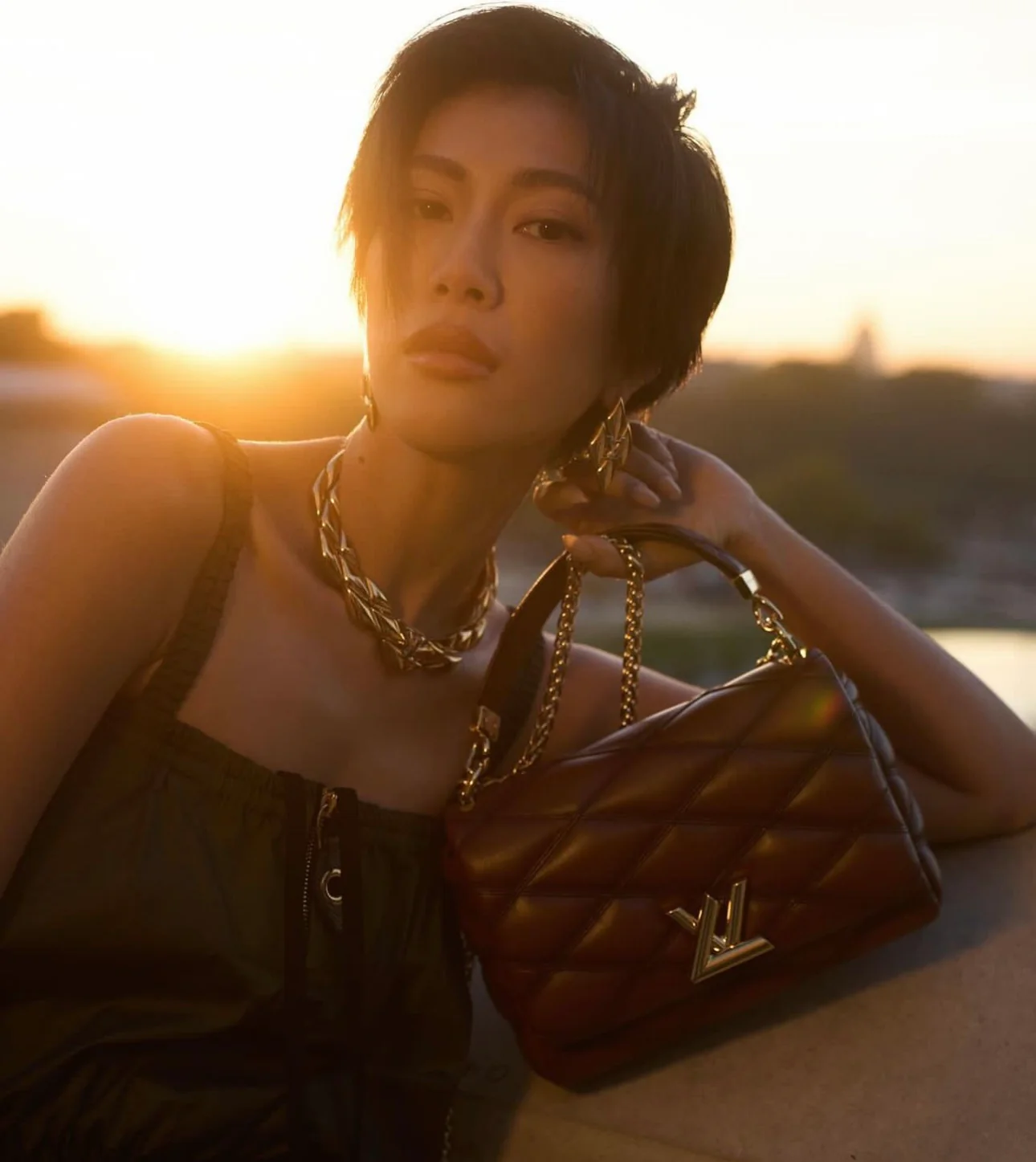 m25107-LV-Кварцевая сумка с тисненым узором и цепочкой, средне-темно-коричневая