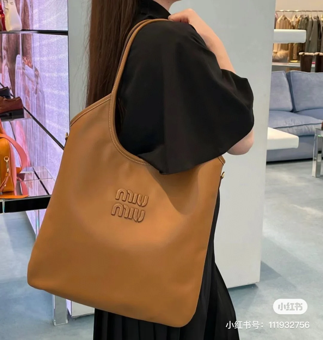 Сумка-хобо Miu Miu Ivy — носить и делиться