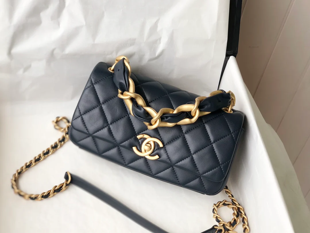 Сумка Chanel из полированной овечьей кожи с стеганым клапаном — темно-синяя.