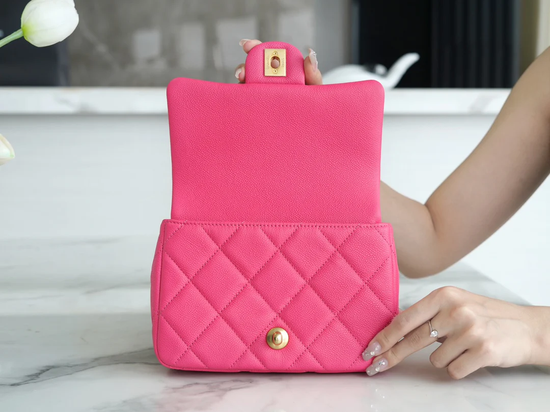 Новинка сезона весна/лето 2023 от Chanel - Сумка на цепочке в форме сердца - Сумка CF - Маленькая - Персиково-розовая