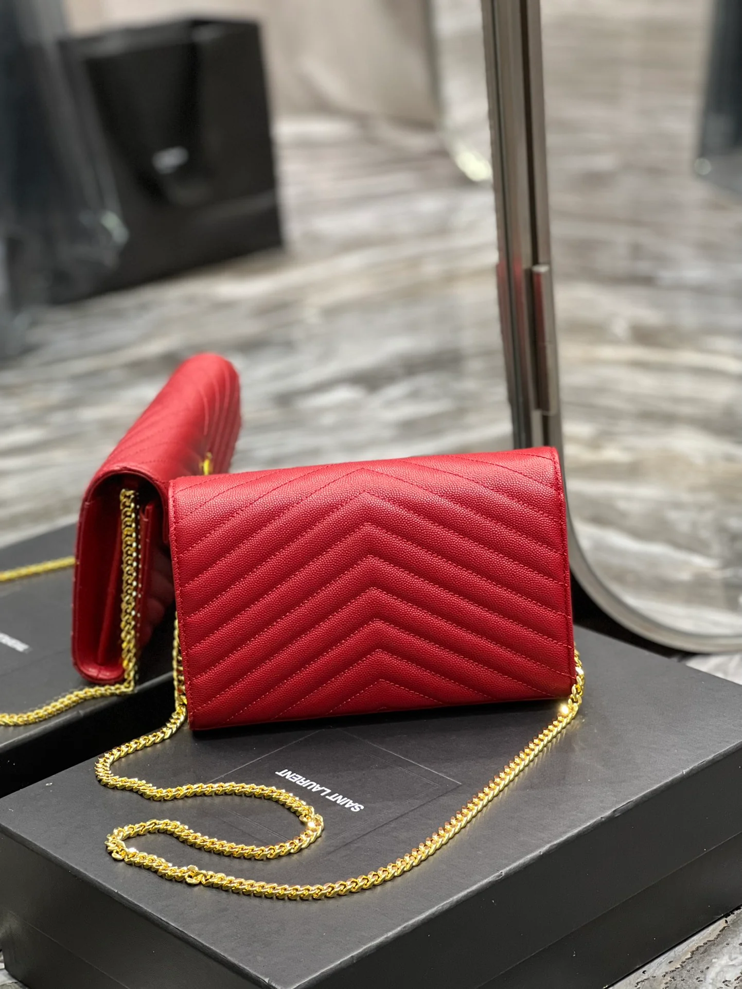 Сумка YSL Laurent из икорной кожи - красная.