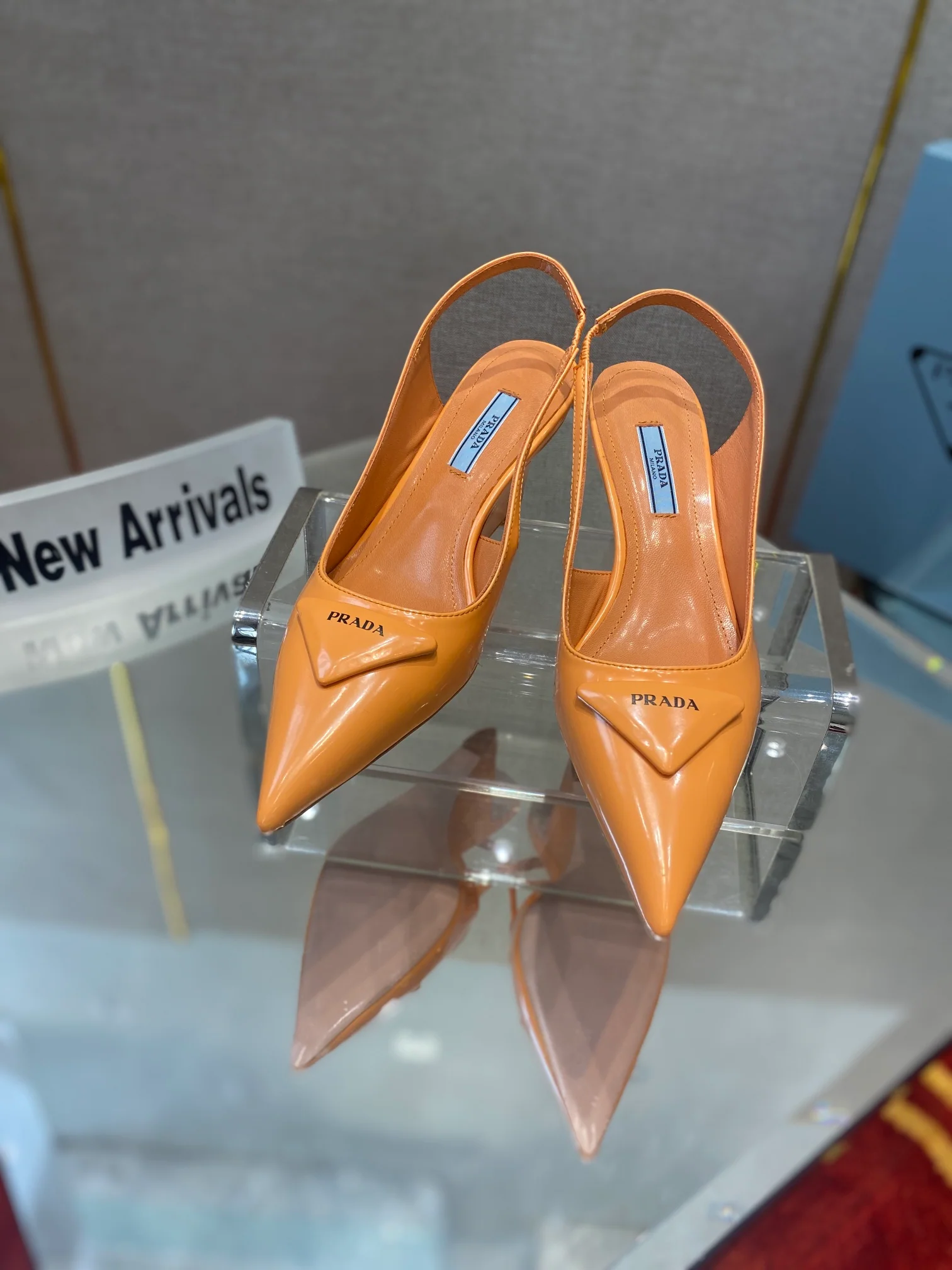 Обувь Prada - Prada - лакированные сандалии на низком каблуке - оранжевые