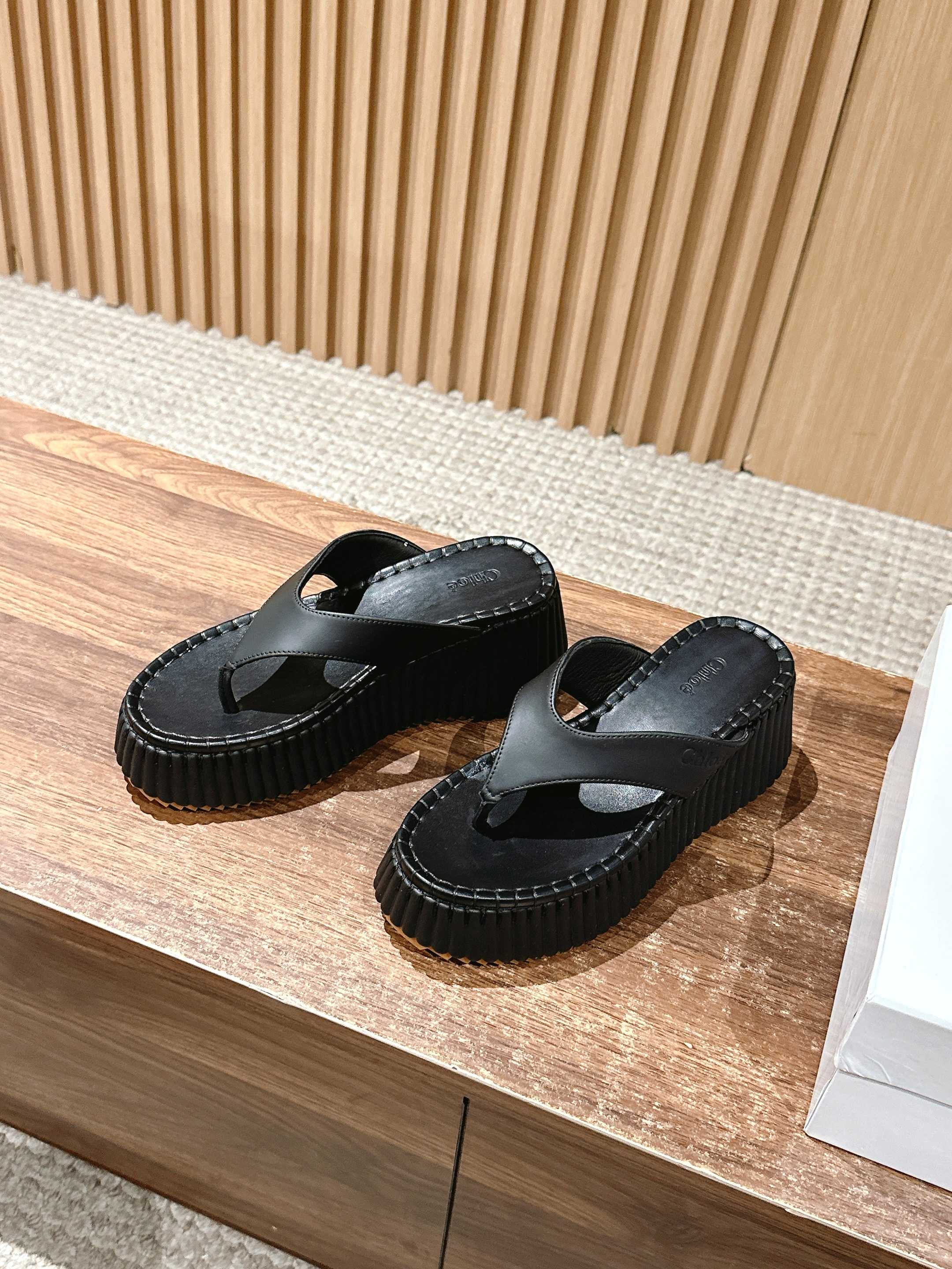 Шлёпанцы на платформе Chloe - чёрные