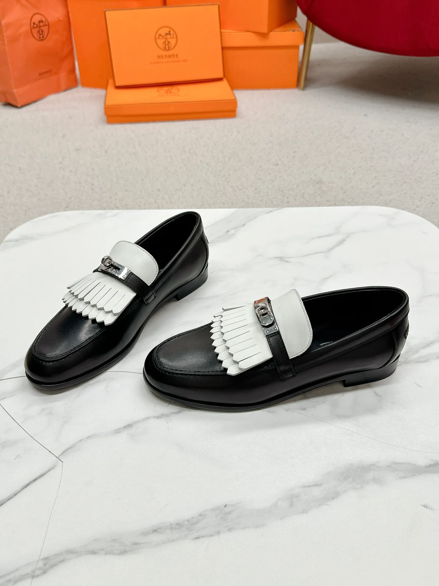 Лоферы Hermes 2024 с круглым носком и пряжкой H — черные.