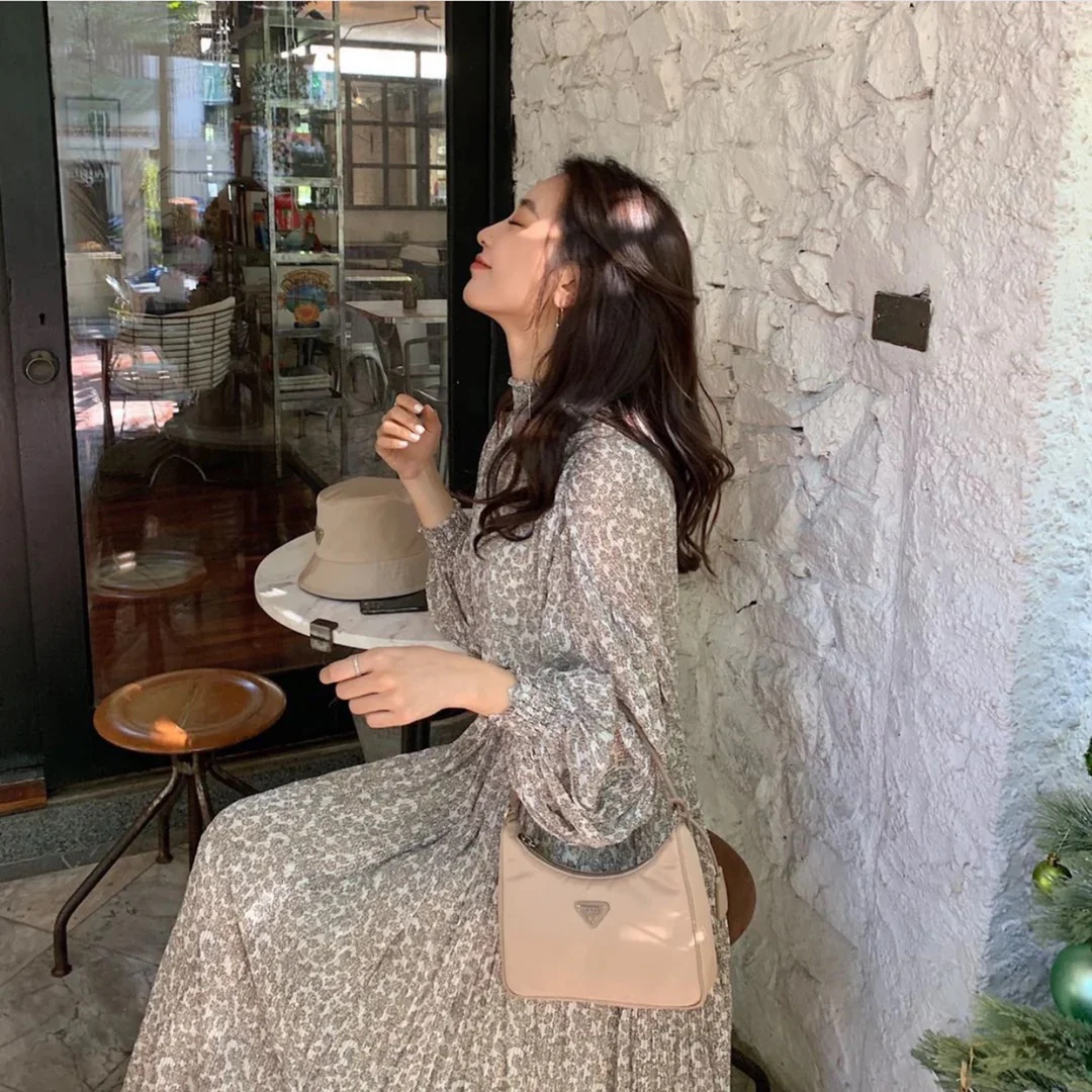 Нейлоновая сумка-хобо Prada, абрикосового цвета — фото в действии.