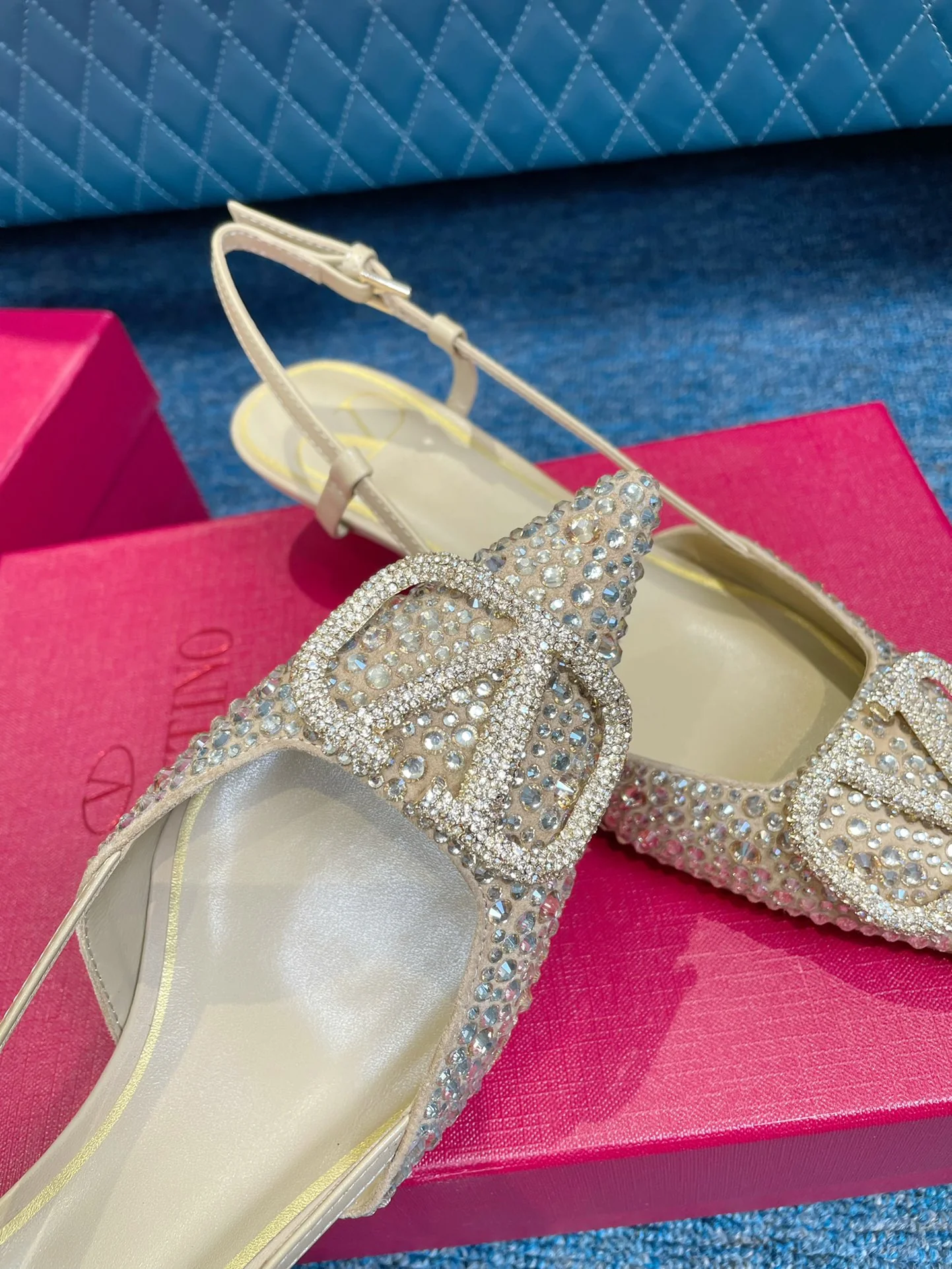 Новинка сезона весна/лето 2022 от Valentino: роскошные замшевые босоножки на высоком каблуке с острым носком и открытой пяткой, украшенные стразами.