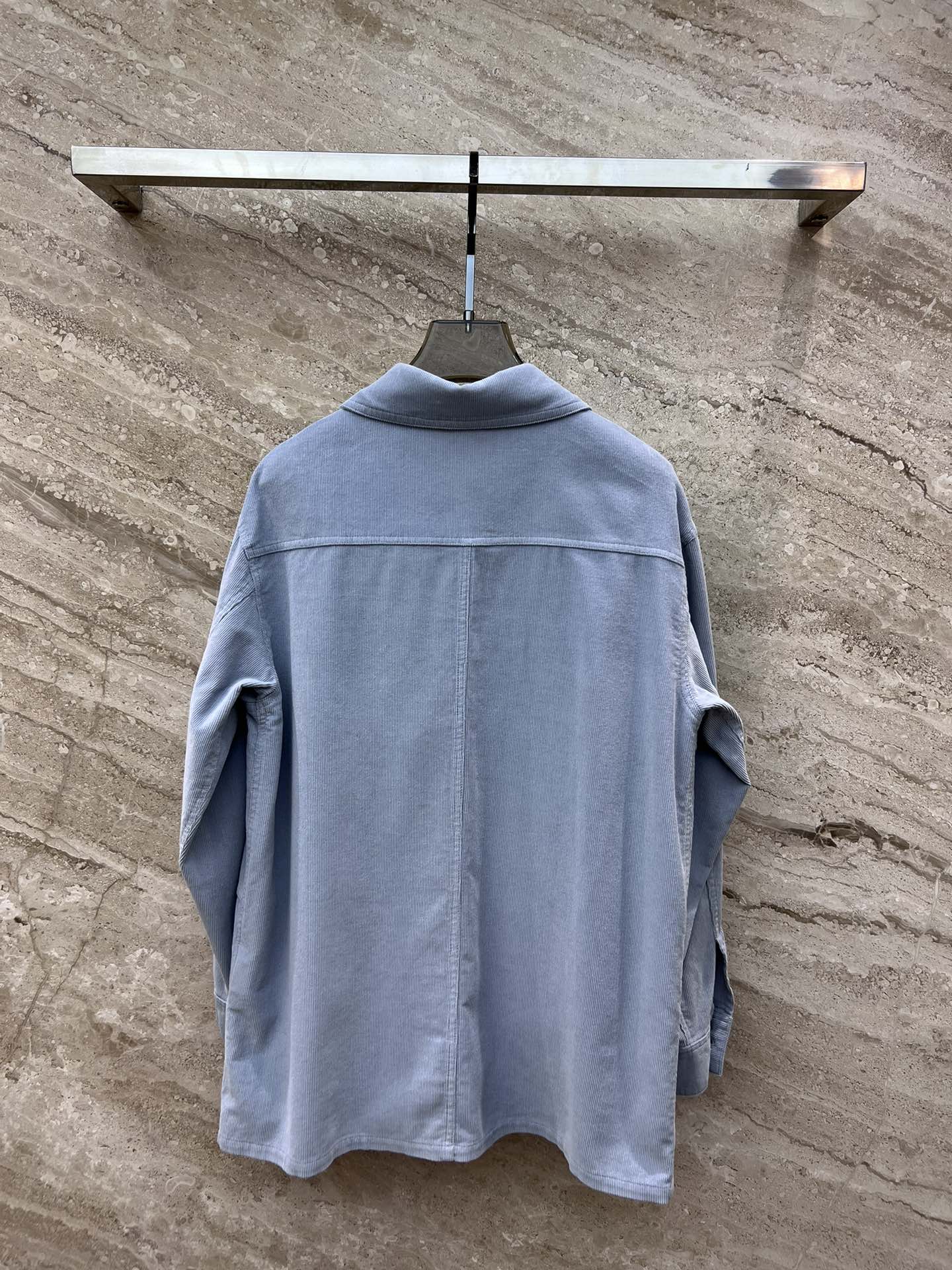 Celine-2404 - Повседневная вельветовая рубашка-куртка в классическом стиле с длинными рукавами и золотыми пуговицами.