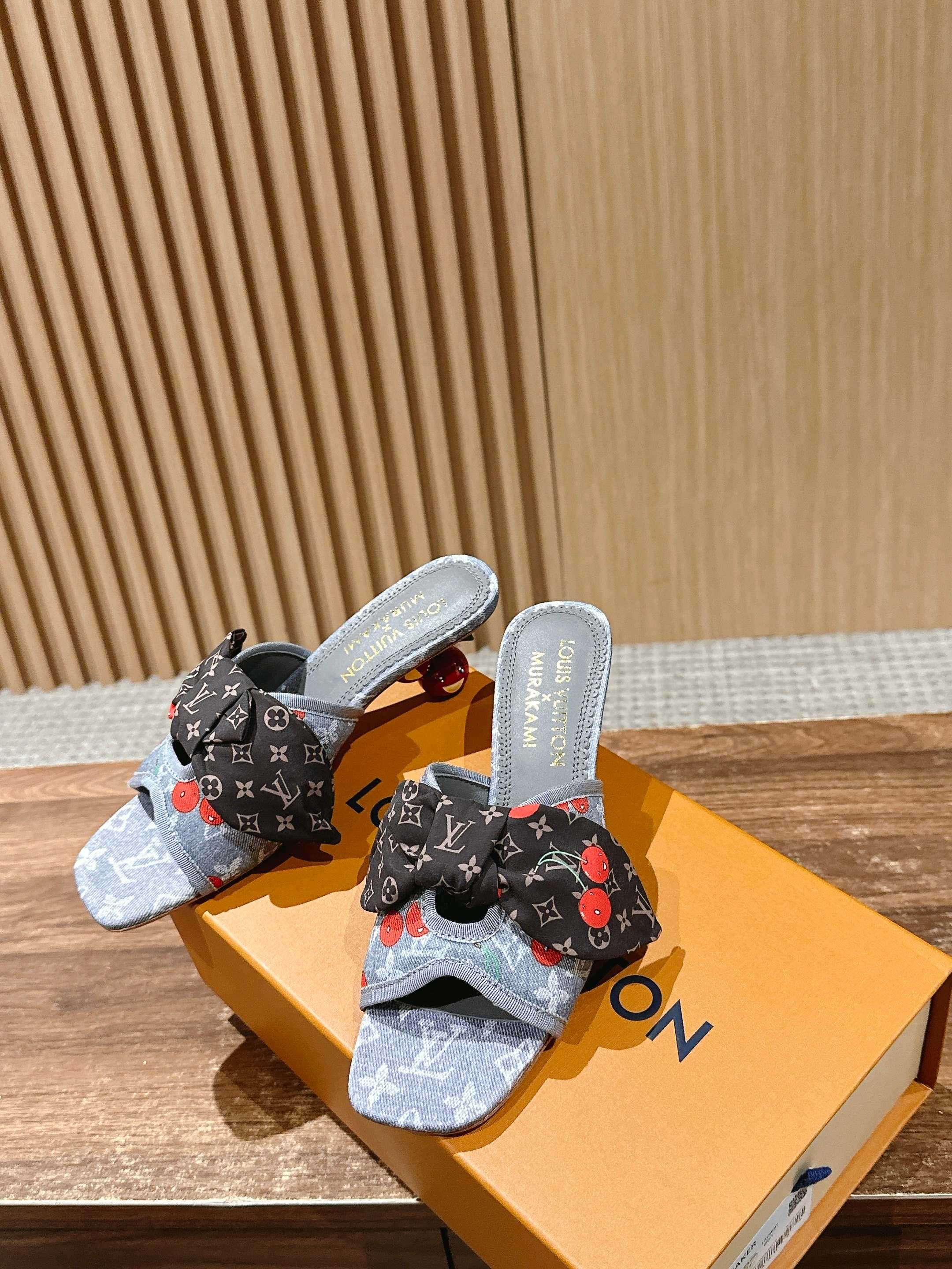 LV - Босоножки на низком каблуке с бантом и вишневым узором - Серые