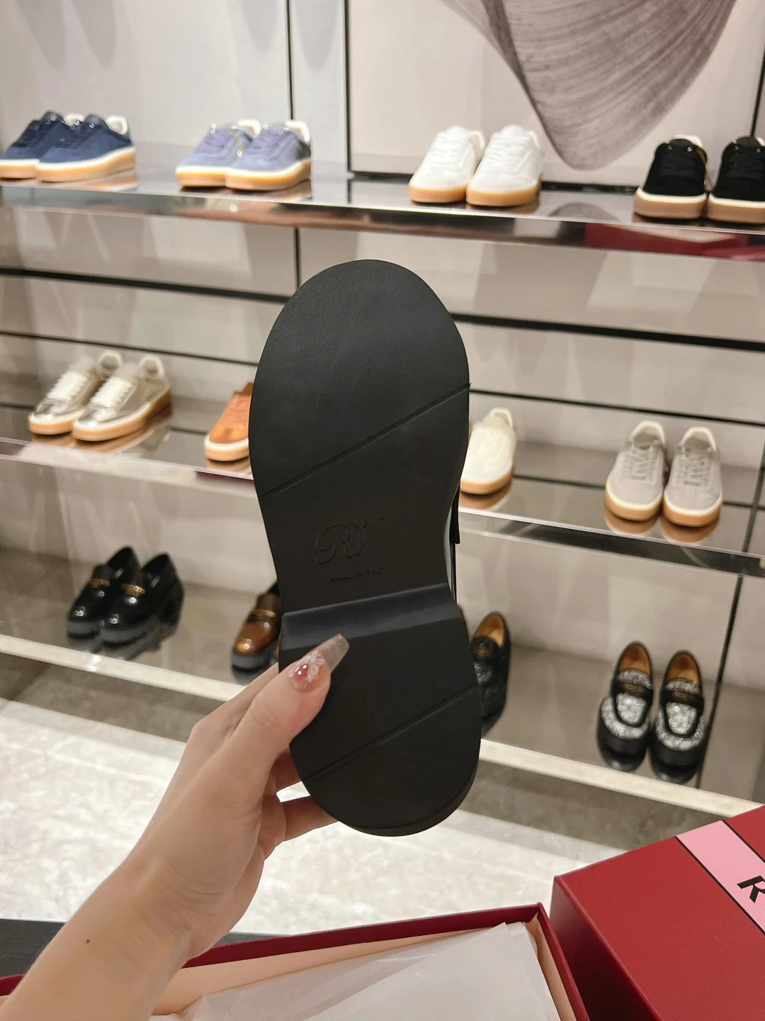 Лоферы RV-2024 с пряжкой и стразами - черные