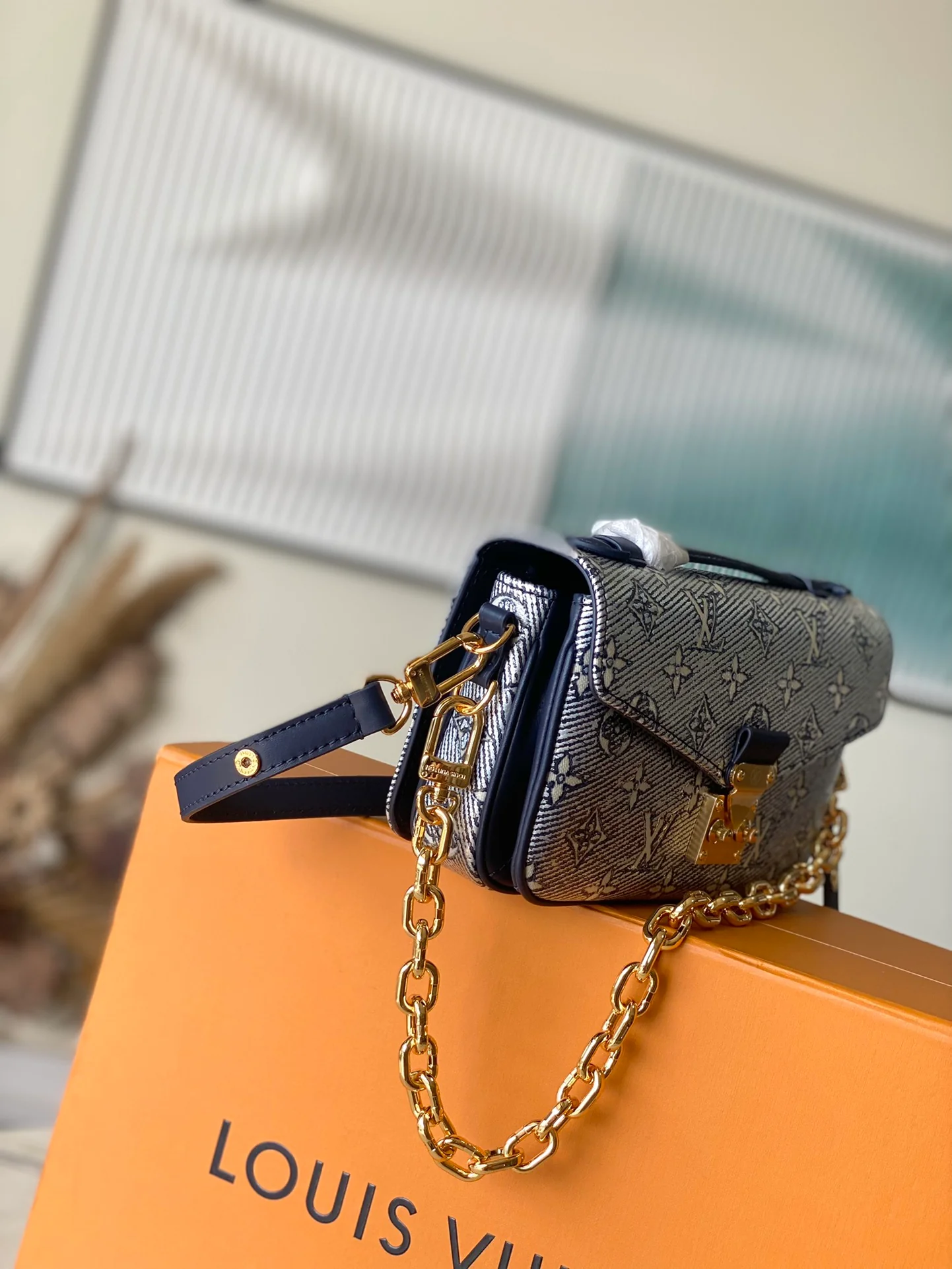 m22834-LV-pochette-metis-east-west-handbag