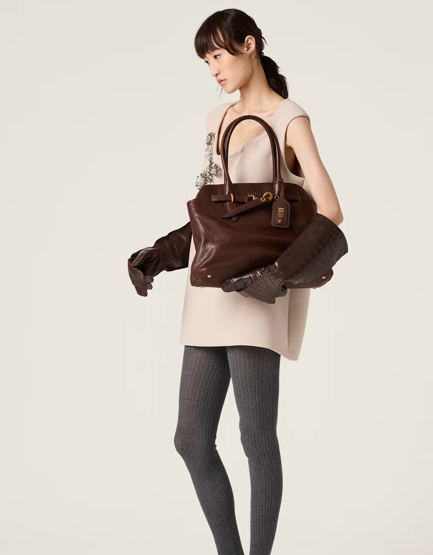 Сумка Miu Miu Aventure из кожи наппа, средний размер, изготовлена ??из древесины вереска.