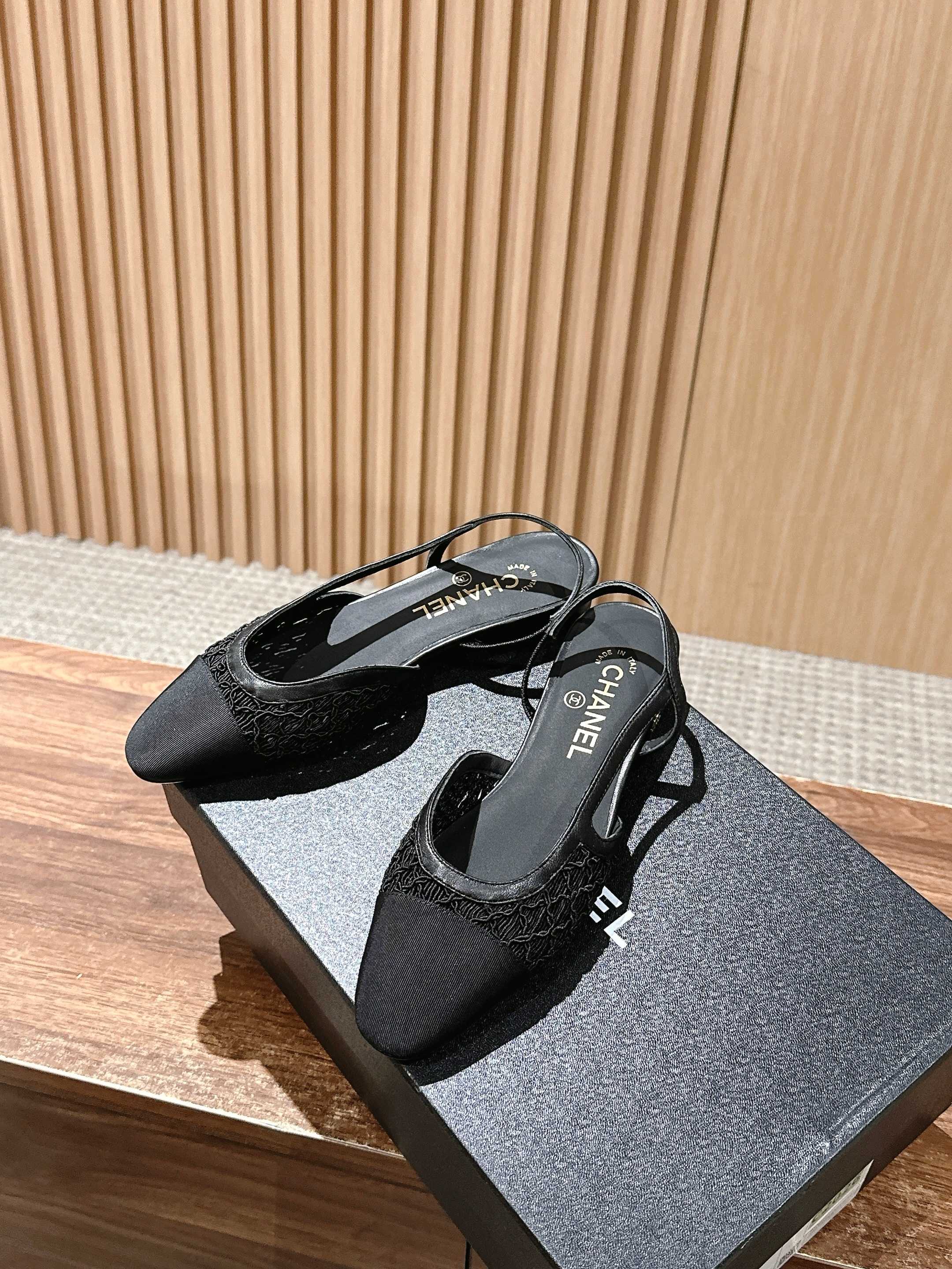 Chanel - Балетки с кружевом и лоскутным узором из шандунского шелка - Черные