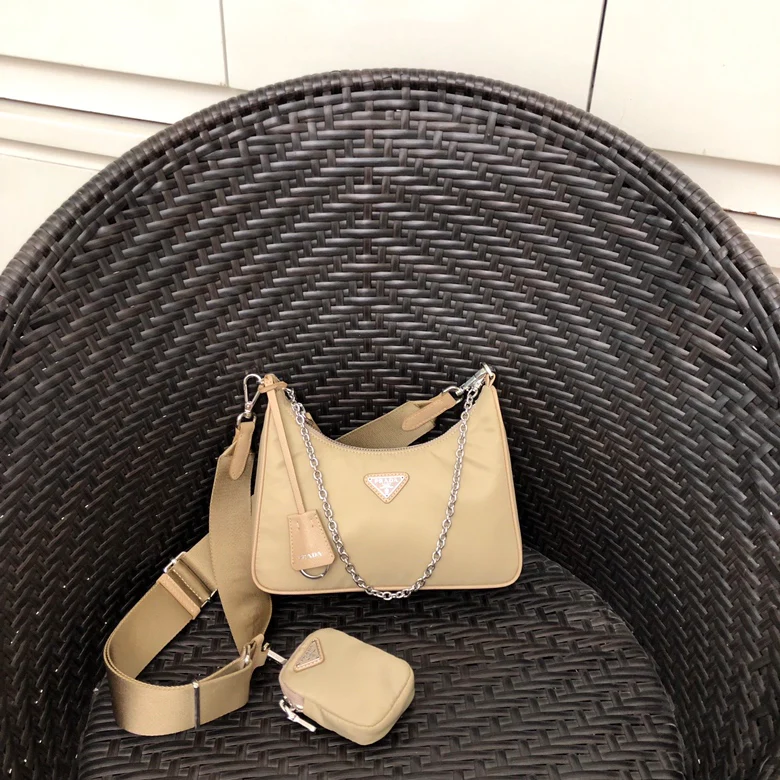 Сумка-хобо Prada, нейлоновая ткань, абрикосовый цвет.