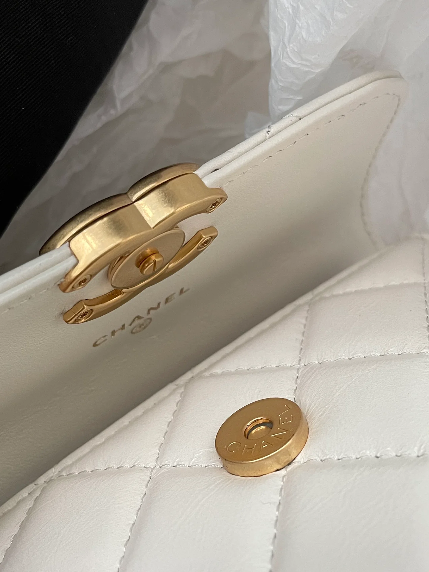 Кардхолдер Chanel с двойной золотой цепочкой и шариками - белая кожа.