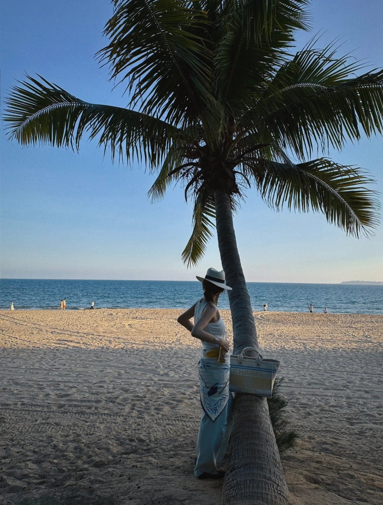 Пляжная сумка Chanel 25c, косметичка, ярко-желтая.