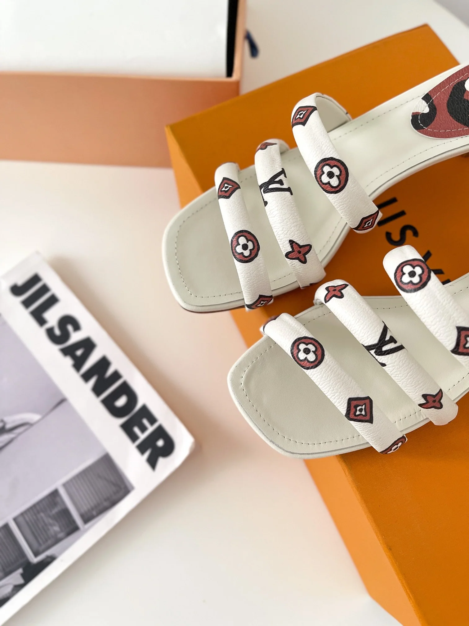 Сандалии LV на низком каблуке