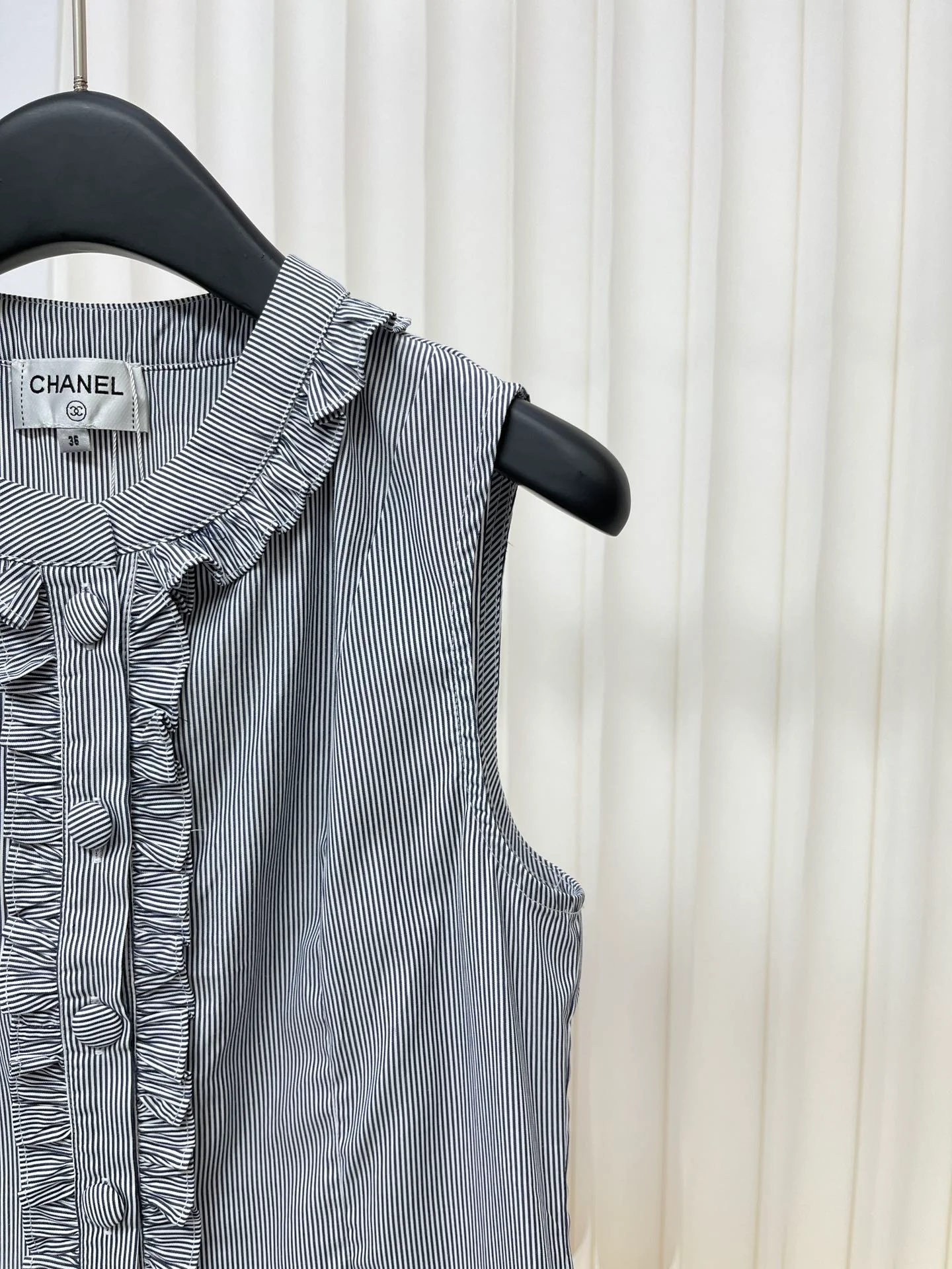 Chanel 2403 - Полосатый жилет без рукавов с оборками