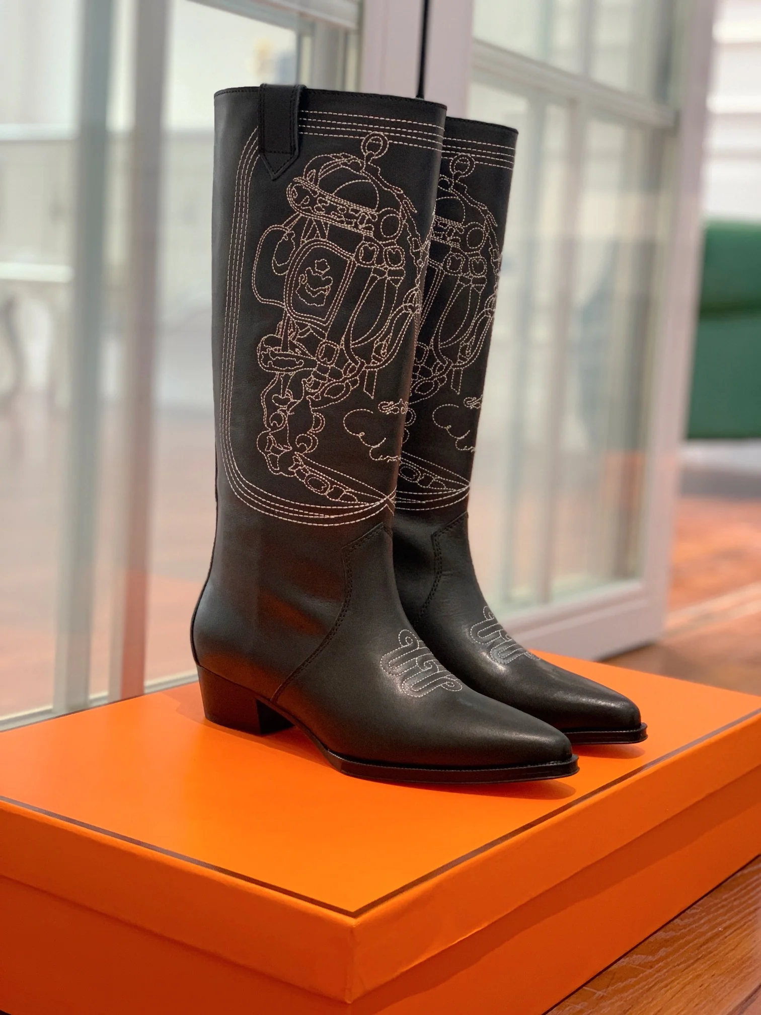 Новинка сезона осень/зима 2022 от Hermes - Вышитые высокие сапоги - 2