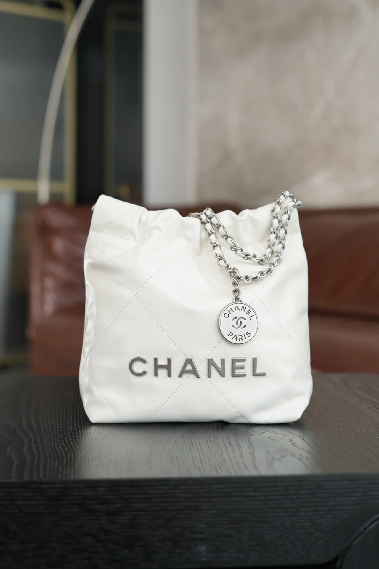 Мини-сумка Chanel 23s 22bag белого цвета с серебристой фурнитурой.