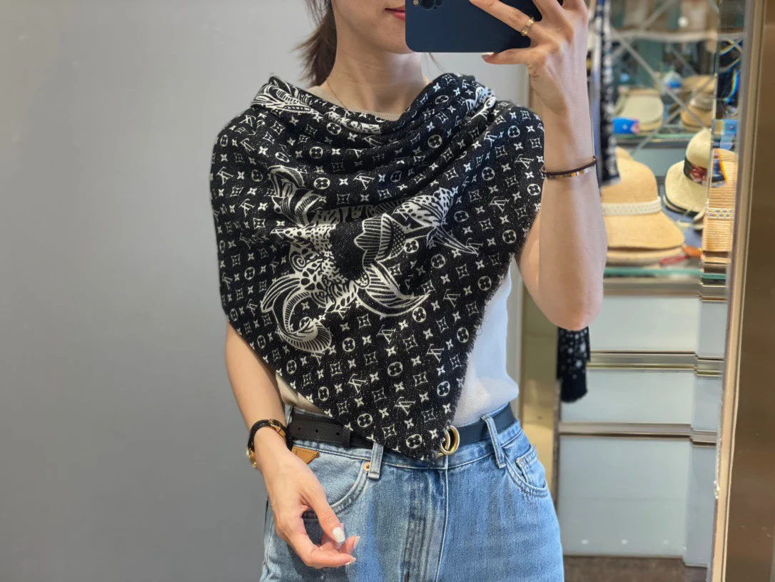 LV - Длинный шарф с серебряной нитью и новым 3D-узором.