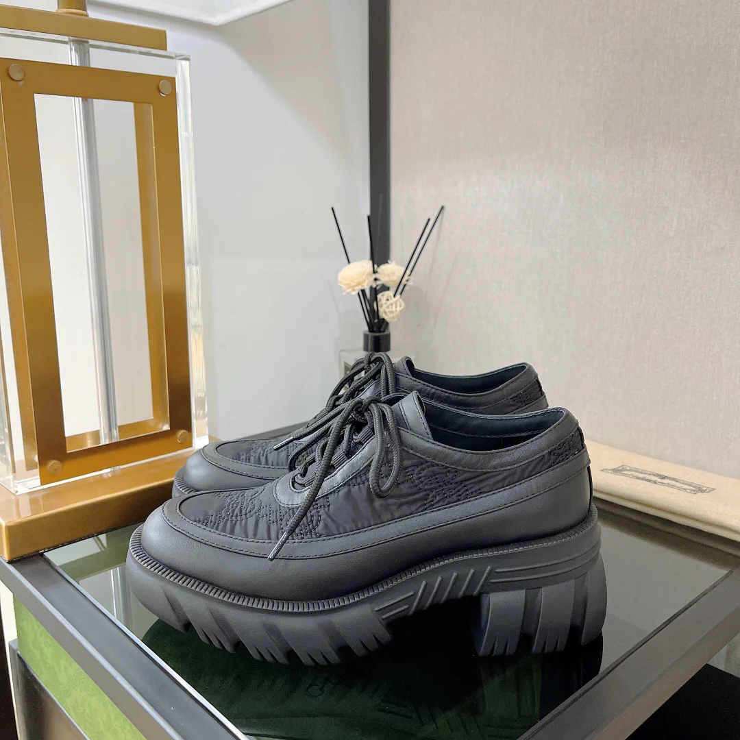 Новинка сезона осень/зима 2022 от Gucci — кроссовки на платформе в британском стиле.