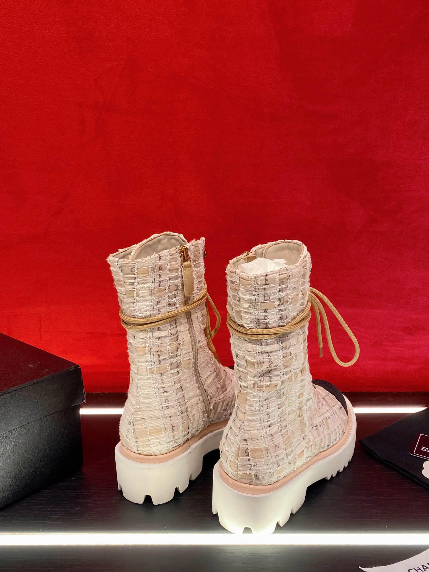 Новинка сезона осень/зима 2022 от Chanel — Ботинки Dr. Martens на платформе — Розовые с блестками — 5 см