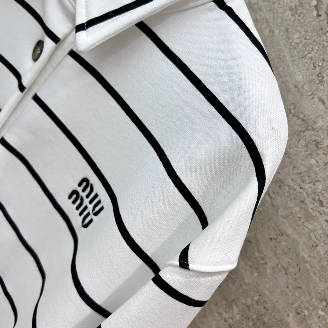 Miu Miu - 2404 - Комплект из хлопковой полосатой рубашки-поло и шорт.