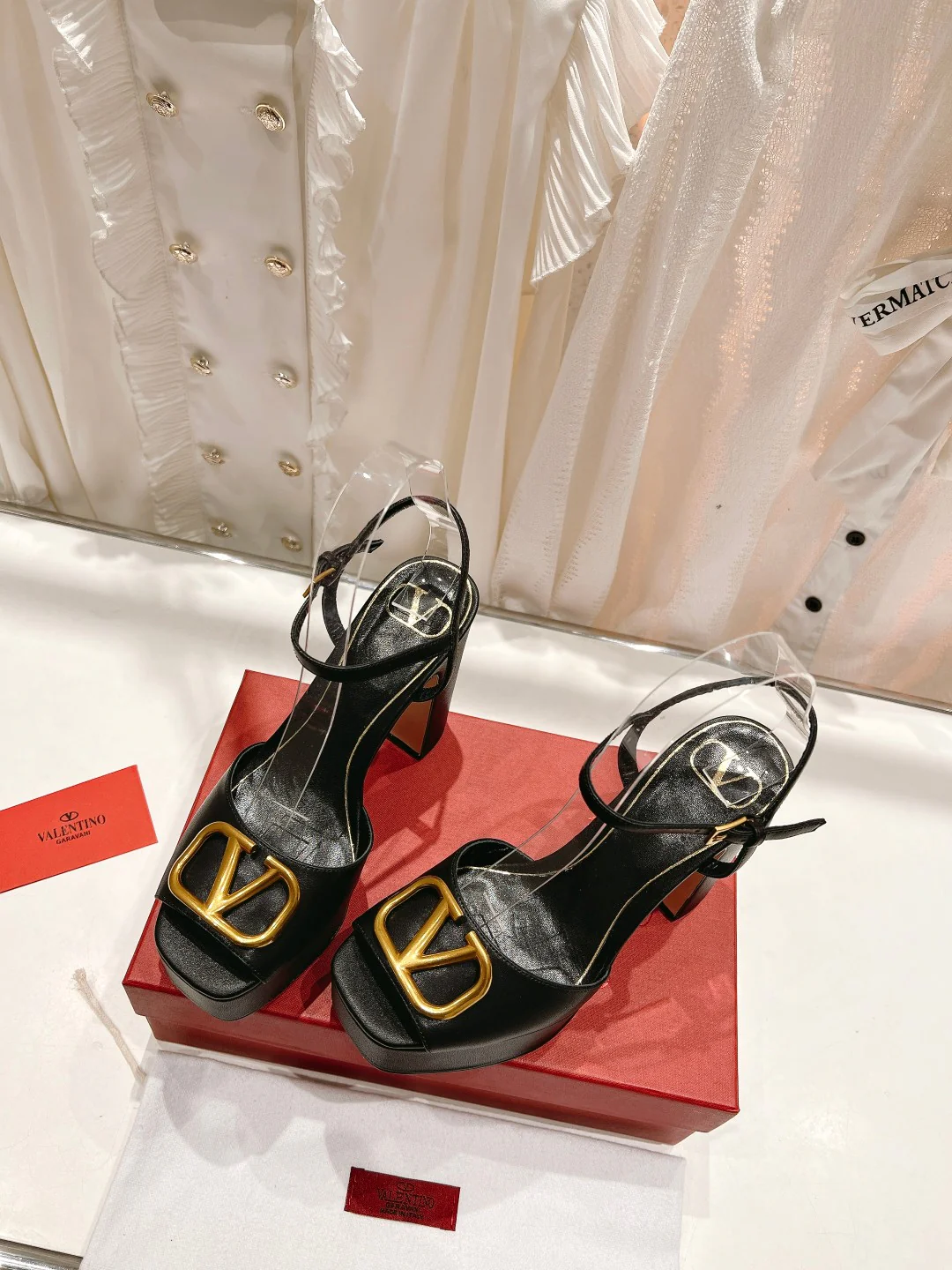 Новинка лета 2023 от Valentino - Босоножки на каблуке с задником - Черные