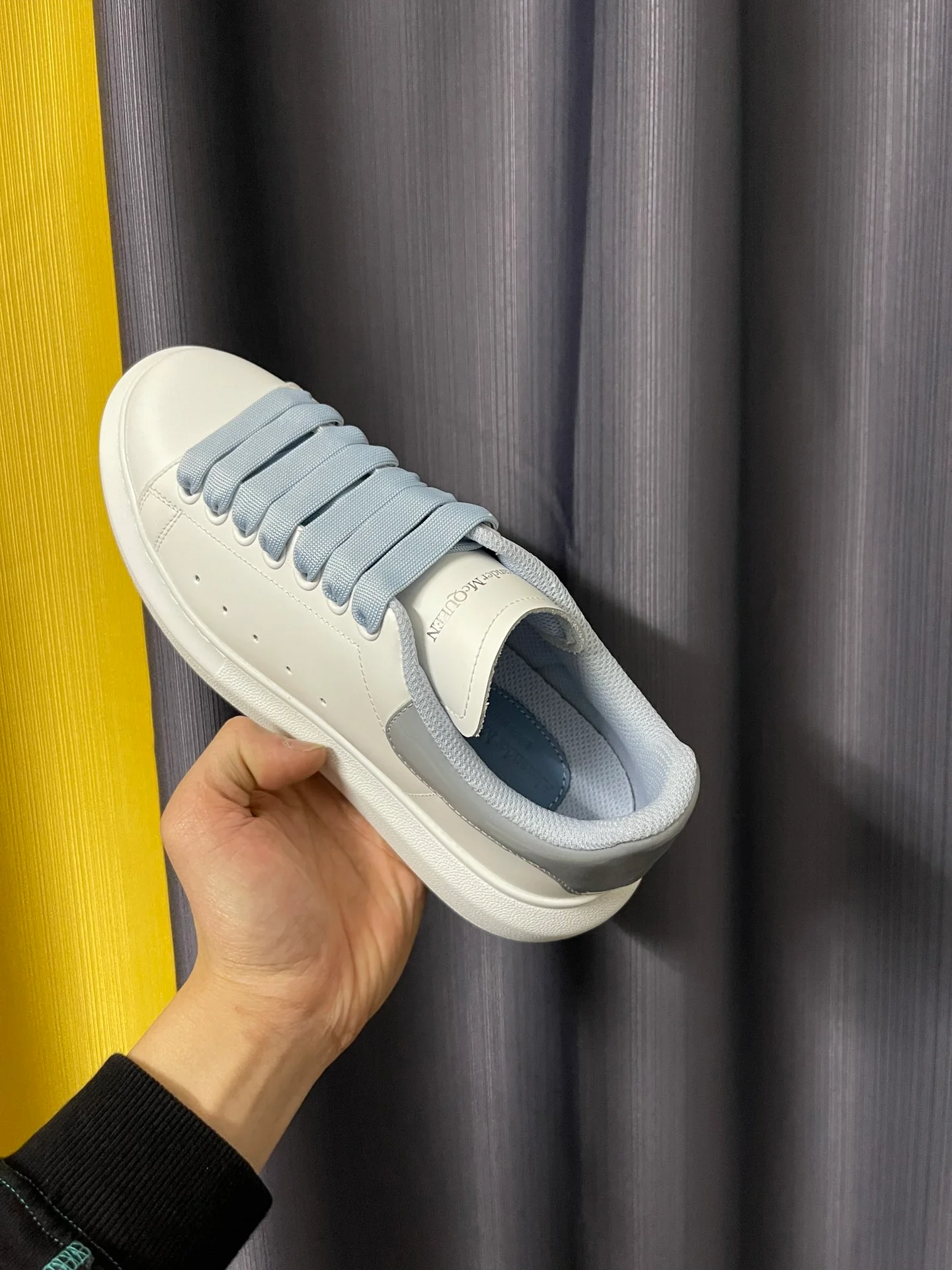 Классические белые кроссовки McQueen - унисекс - на каблуке из синей лакированной кожи - 1